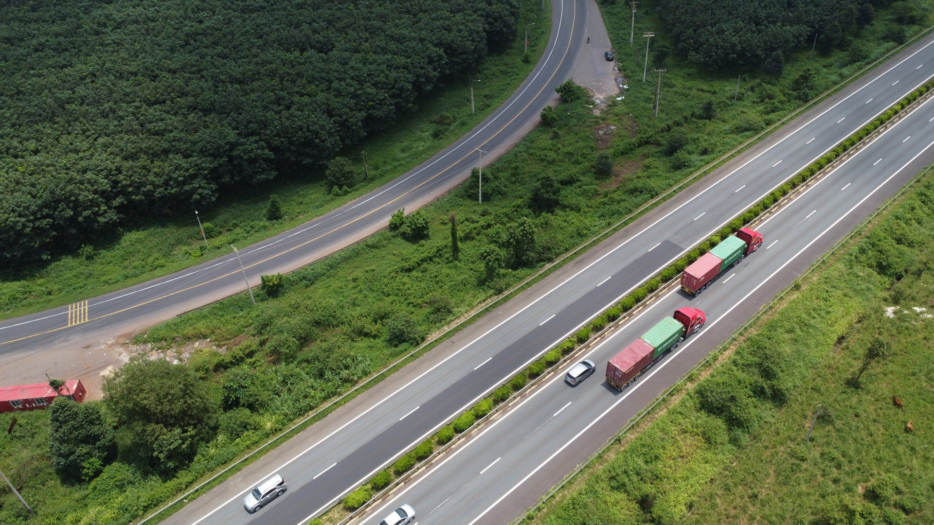 Tương tự, trong ngày nghỉ lễ đầu tiên tuyến cao tốc Thành phố Hồ Chí Minh – Long Thành – Dầu Giây, đoạn qua địa bàn tỉnh Đồng Nai cũng không xảy ra ùn tắc giao thông.