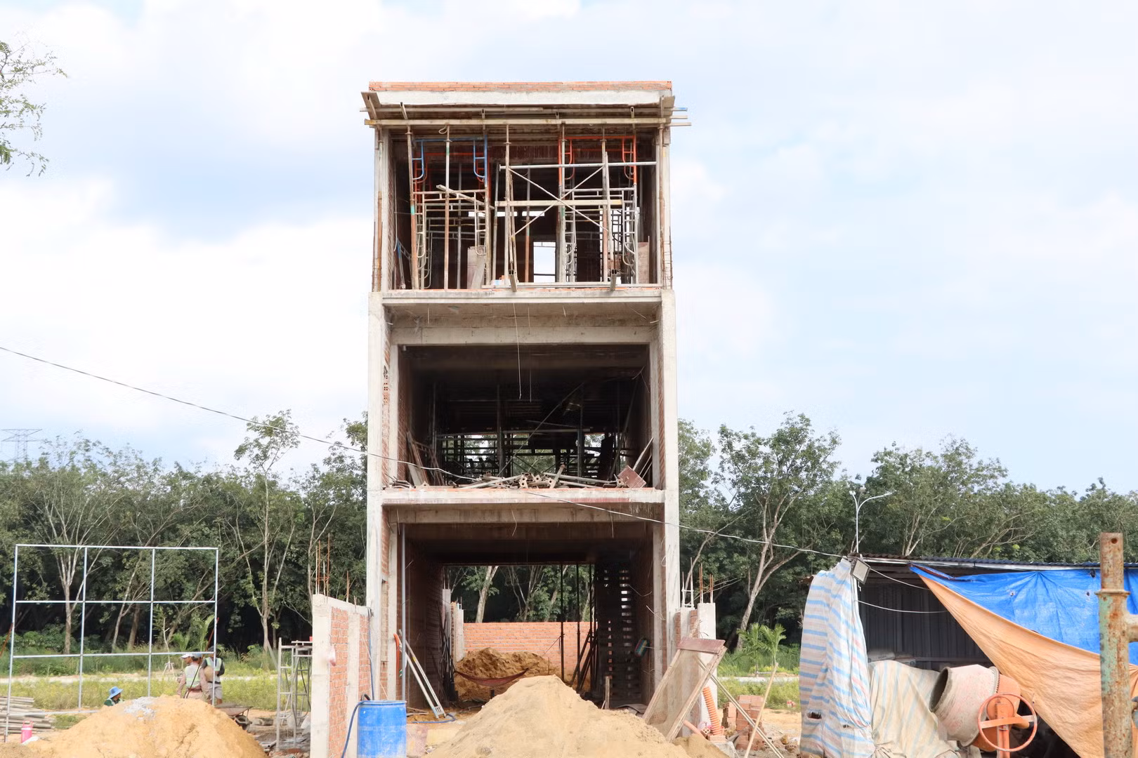 Ủy ban nhân dân huyện Long Thành đang tiếp tục bàn giao đất cho người dân để xây dựng nhà cửa, chuyển vào sinh sống, ổn định cuộc sống.