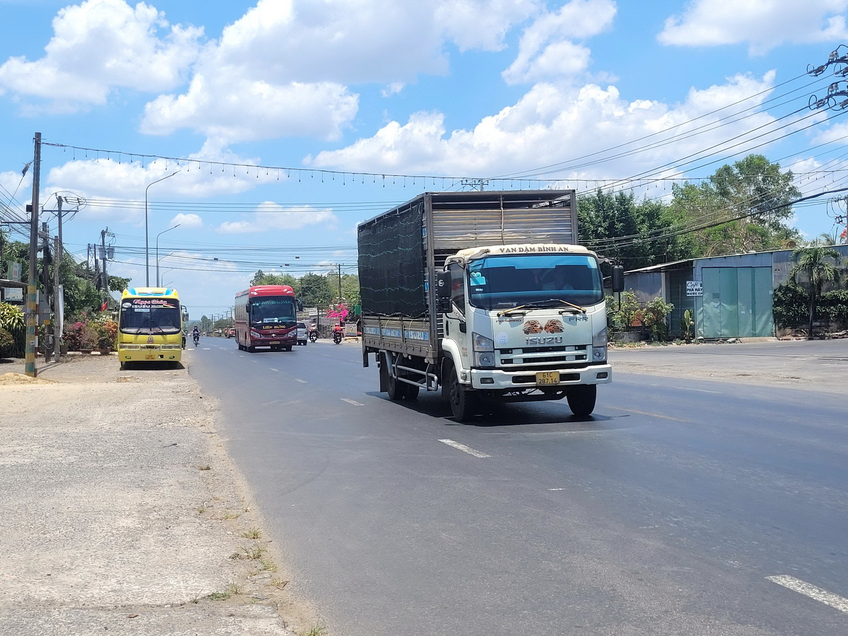 Trong khi đó, tuyến Quốc lộ 1A, 20 và 51 không xảy ra ùn tắc kéo dài như dịp lễ những năm trước đây.