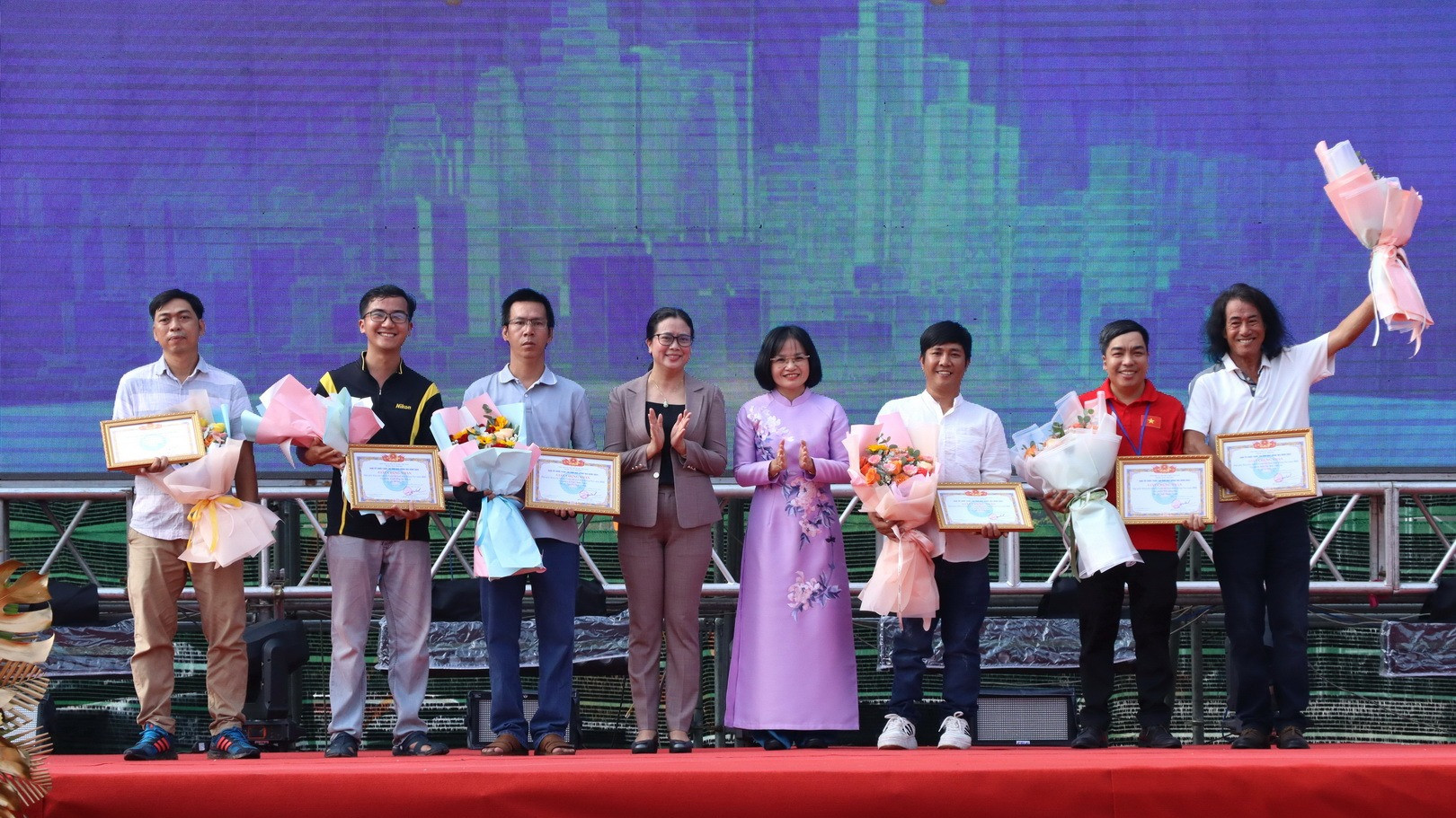 Ban Tổ chức trao giải cuộc thi Ảnh đẹp Đồng Nai năm 2025. Ban Tổ chức trao giải cuộc thi Ảnh đẹp Đồng Nai năm 2025.