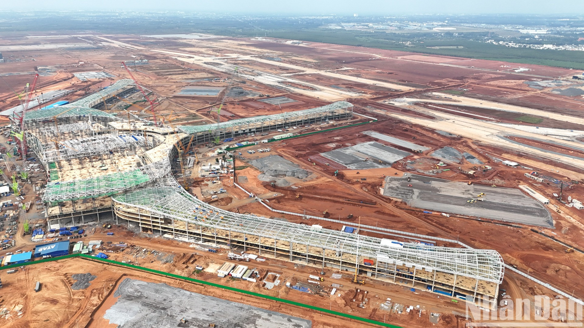 Tại gói thầu 5.10, thi công xây dựng và lắp đặt thiết bị công trình nhà ga hành khách sân bay Long Thành, đến nay đã hoàn thành toàn bộ công tác bê-tông cốt thép phần ngầm, tầng 1F, 2F, 3F, 4F. Công tác xây tường gạch 1F đạt 80% ở khu trung tâm và 20% ở khu cánh. Triển khai thi công móng cầu ống lồng.