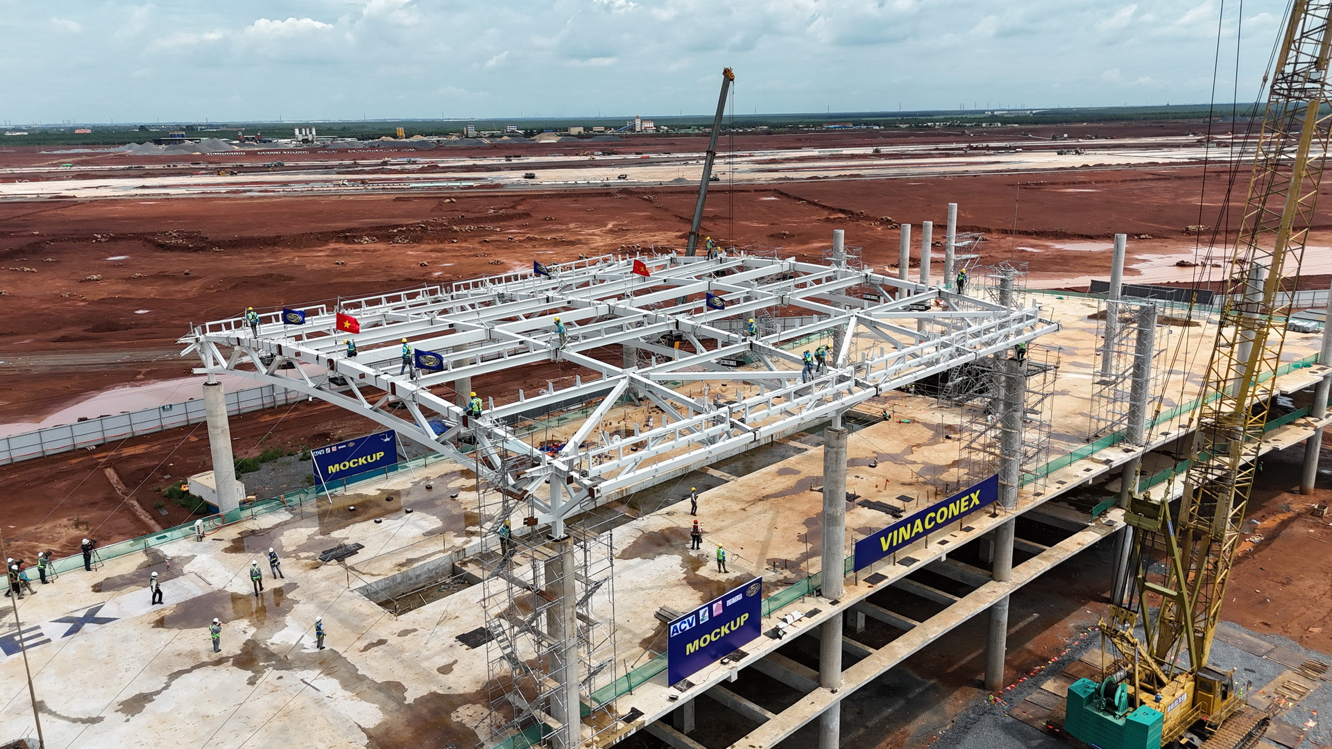 Việc lắp đặt kết cấu thép phần mái cánh nhà ga hai bên cánh. Dự kiến, trong tháng 9 sẽ lắp kết cấu thép mái phần chính nhà ga hành khách.