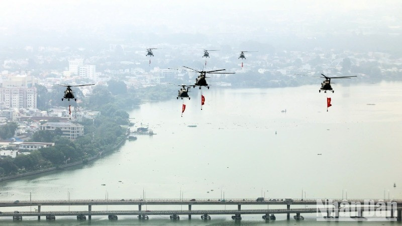 Phi đội trực thăng bay trên dòng sông Đồng Nai, khu vực cầu Hóa An, thành phố Biên Hòa, tỉnh Đồng Nai.