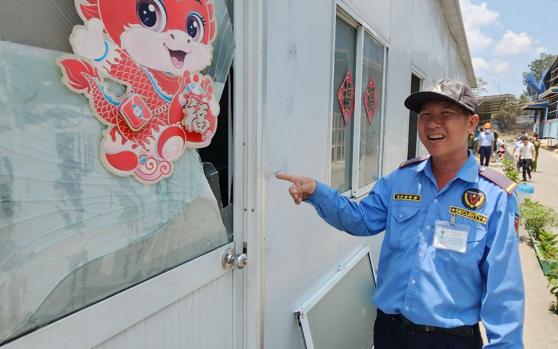 Nhà ở nhân viên cách lò hơi phát nổ hàng chục mét cũng bị vỡ toang cửa kính.