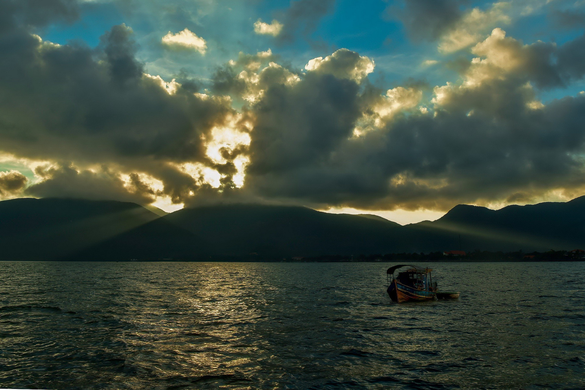 Vượt qua tất cả khó khăn, khắc nghiệt của thời tiết, ngư dân vẫn ra khơi, kiên cường bám biển. Vượt qua tất cả khó khăn, khắc nghiệt của thời tiết, ngư dân vẫn ra khơi, kiên cường bám biển.