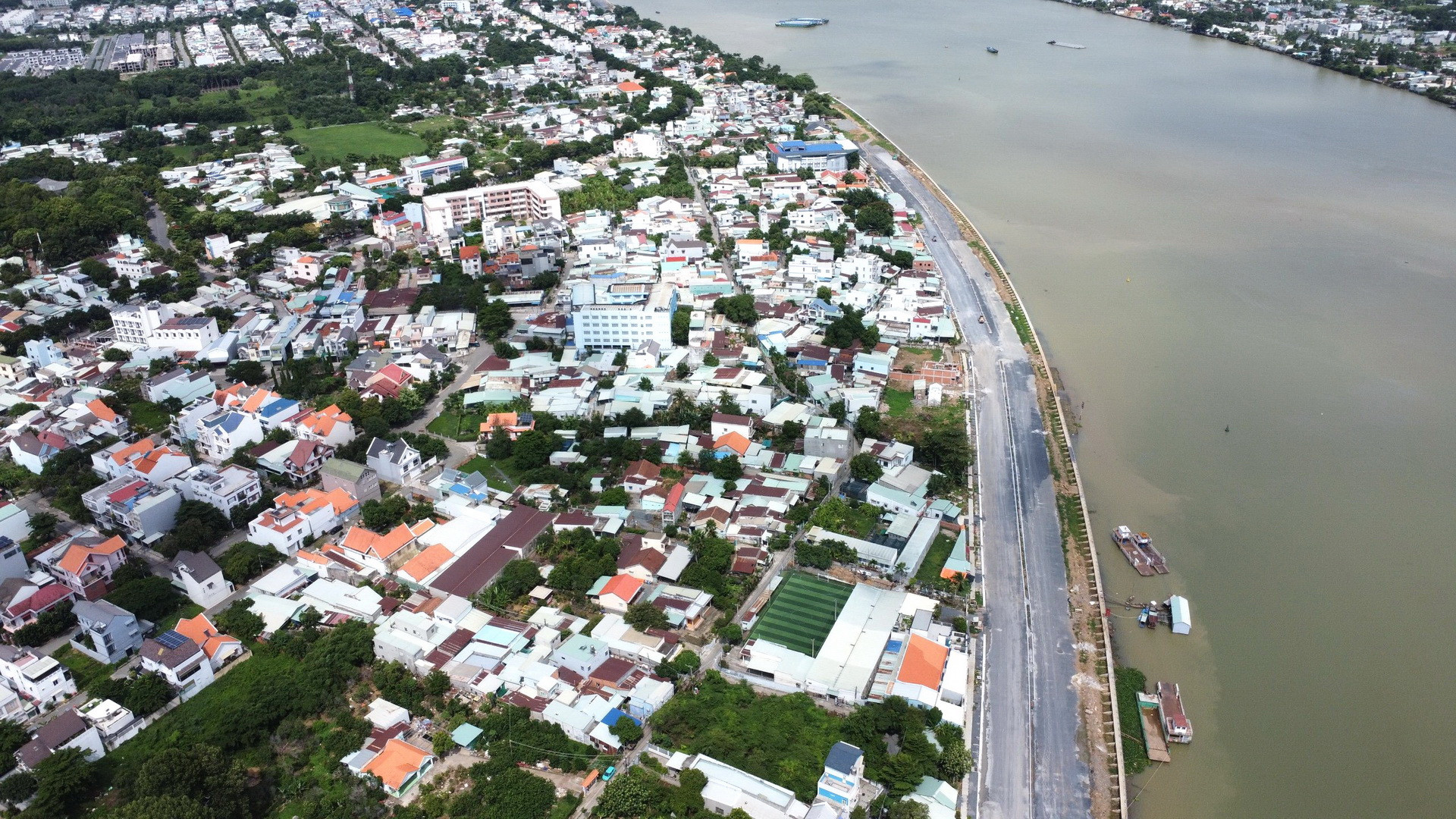 Chủ đầu tư dự án Ban Quản lý dự án thành phố Biên Hòa cho biết, 2 dự án với tổng số 545 hộ bị giải tỏa, trong đó 295 hộ giải tỏa trắng với tổng diện tích 20,2ha. Đến thời điểm này, có 530 hộ và 12 tổ chức được phê duyệt phương án bồi thường hỗ trợ với số tiền 819 tỷ đồng. Chủ đầu tư dự án Ban Quản lý dự án thành phố Biên Hòa cho biết, 2 dự án với tổng số 545 hộ bị giải tỏa, trong đó 295 hộ giải tỏa trắng với tổng diện tích 20,2ha. Đến thời điểm này, có 530 hộ và 12 tổ chức được phê duyệt phương án bồi thường hỗ trợ với số tiền 819 tỷ đồng.