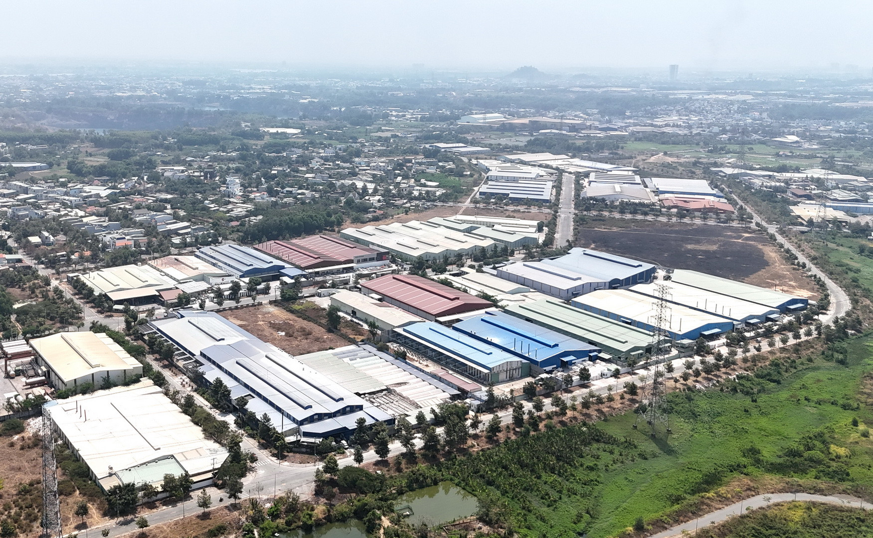 Hơn 25 năm trước, tỉnh Đồng Nai đã quy hoạch và xây dựng một cụm công nghiệp gốm sứ Tấn Hạnh với hơn 30ha, chuyên sản xuất gốm để kêu gọi các cơ sở, doanh nghiệp di dời vào. Thế nhưng, qua thời gian hoạt động các doanh nghiệp nơi đây đang gặp nhiều vướng mắc cần sự đồng hành của các cấp chính quyền. Hơn 25 năm trước, tỉnh Đồng Nai đã quy hoạch và xây dựng một cụm công nghiệp gốm sứ Tấn Hạnh với hơn 30ha, chuyên sản xuất gốm để kêu gọi các cơ sở, doanh nghiệp di dời vào. Thế nhưng, qua thời gian hoạt động các doanh nghiệp nơi đây đang gặp nhiều vướng mắc cần sự đồng hành của các cấp chính quyền.