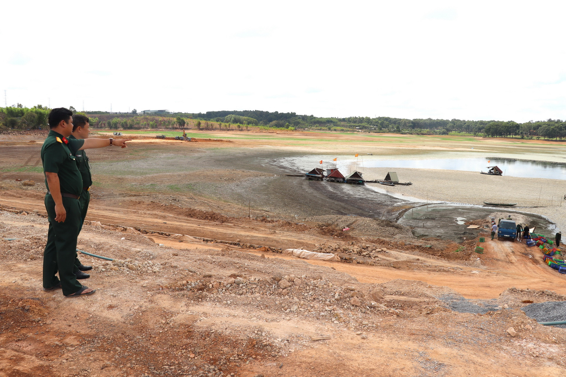 Trong sáng 30/4, lãnh đạo Ban Chỉ huy quân sự huyện Trảng Bom và Đội Quản lý nuôi trồng thủy sản hồ Sông Mây thuộc Bộ Chỉ huy quân sự tỉnh Đồng Nai có mặt để chỉ đạo công tác vứt số cá.