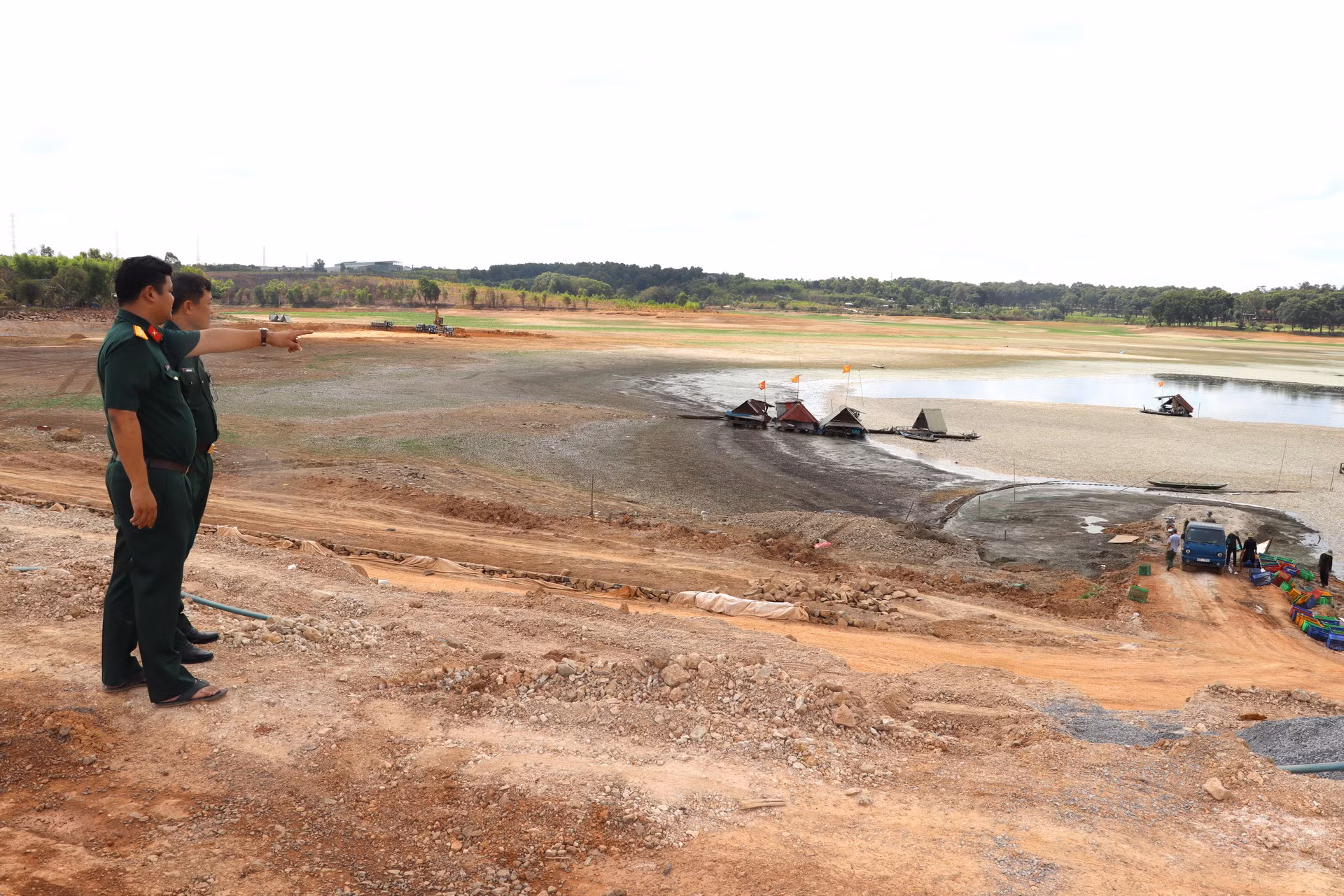 Trong sáng 30/4, lãnh đạo Ban Chỉ huy quân sự huyện Trảng Bom và Đội Quản lý nuôi trồng thủy sản hồ Sông Mây thuộc Bộ Chỉ huy quân sự tỉnh Đồng Nai có mặt để chỉ đạo công tác vứt số cá.