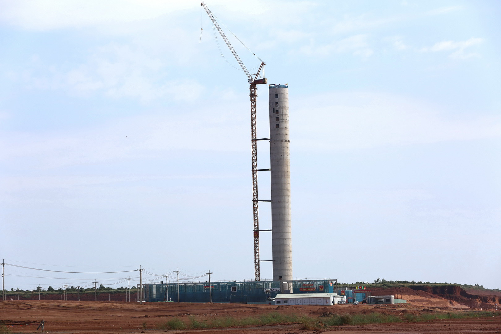 Đài kiểm soát không lưu sân bay Long Thành vừa cất nóc. Dự kiến, hoàn thành trong năm 2025.