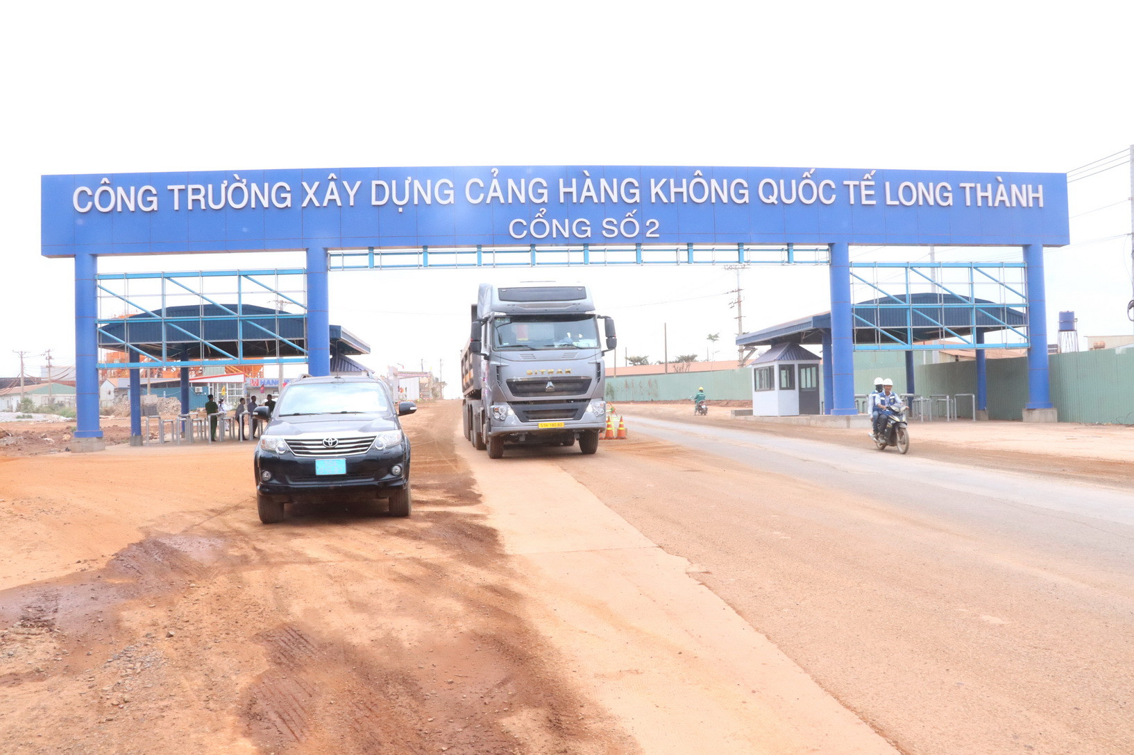 Khi lượng nhân sự tăng lên 20.000 người trên công trường, Ban Quản lý dự án sân bay Long Thành sẽ yêu cầu các đơn vị liên quan bố trí xe ô-tô chuyên dụng để trung chuyển kỹ sư, công nhân, chuyên gia người nước ngoài, cấm các xe gắn máy lưu thông trên các tuyến đường ở công trình.