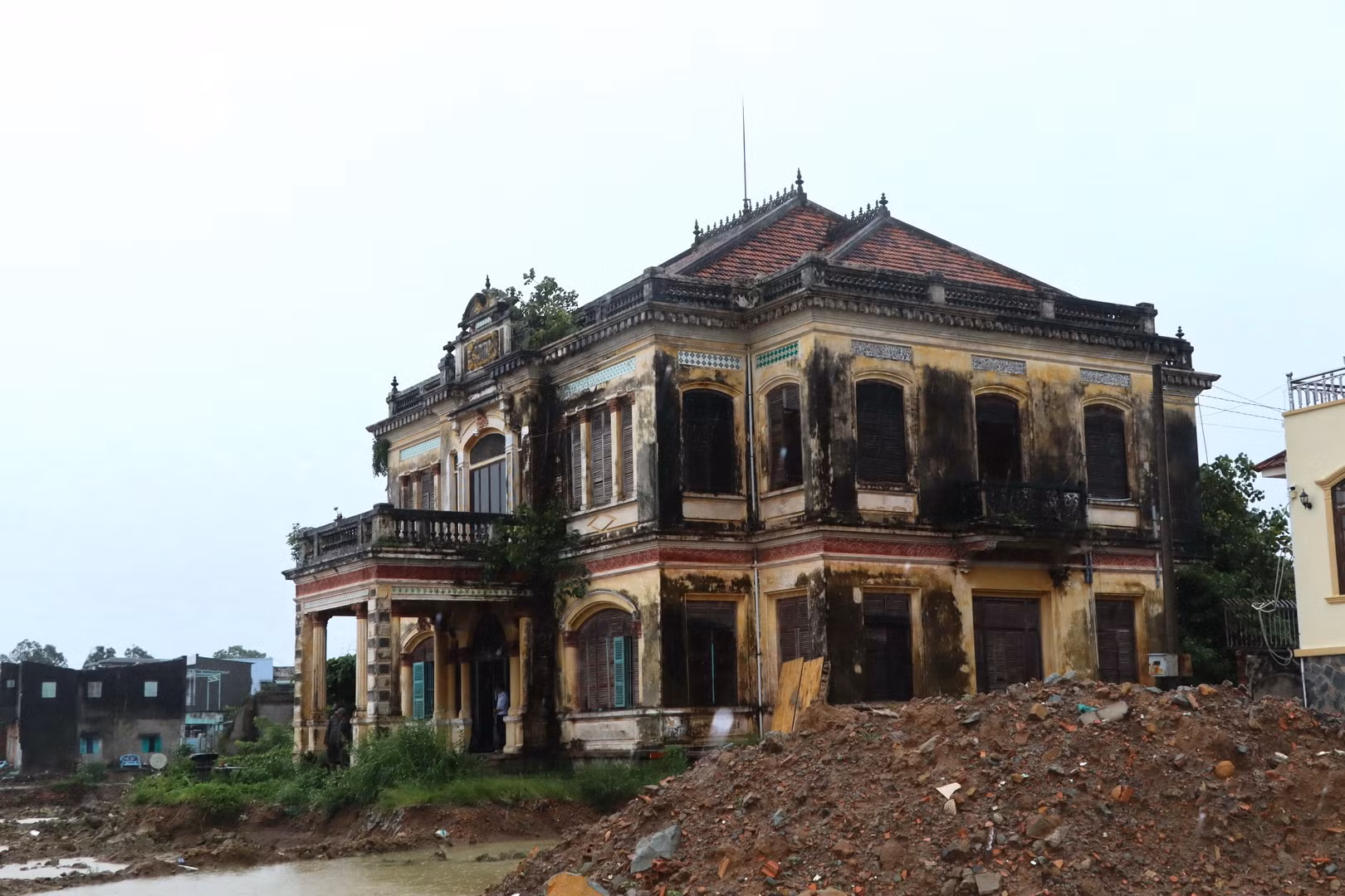 Ngôi biệt thự được xây dựng đến nay tròn 100 năm tuổi.