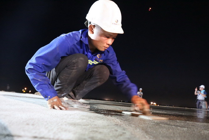 Nam công nhân miệt mài làm việc ban đêm. Nam công nhân miệt mài làm việc ban đêm.