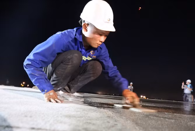 Nam công nhân miệt mài làm việc ban đêm.