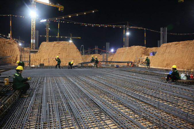 Thi công ở tầng hầm nhà ga hành khách vào ban đêm. Thi công ở tầng hầm nhà ga hành khách vào ban đêm.