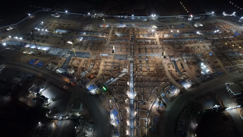 Nhà ga hành khách được xem là “trái tim” của dự án sân bay Long Thành giai đoạn 1. Việc thi công tại đây đang được các nhà thầu thực hiện “3 ca, 4 kíp” cả ngày lẫn đêm.