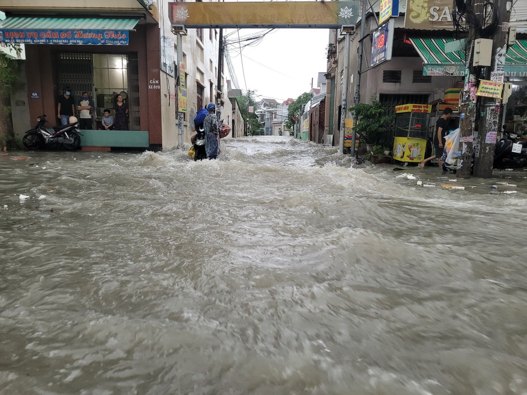 Nước từ hẻm cuồn cuộn chảy ra đường Đồng Khởi.