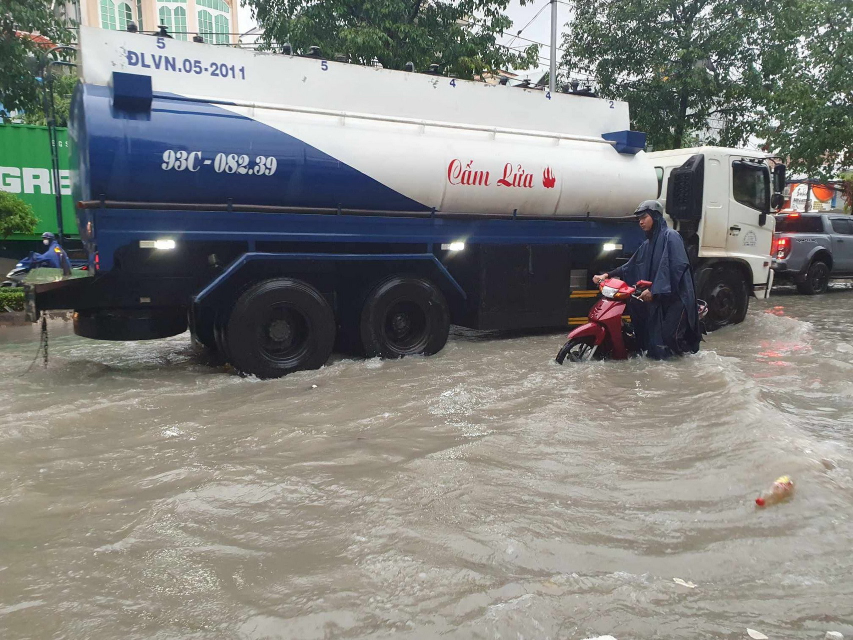 Người dân gặp khó khăn khi lưu thông qua khu vực đường Đồng Khởi với đường Bùi Trọng Nghĩa.