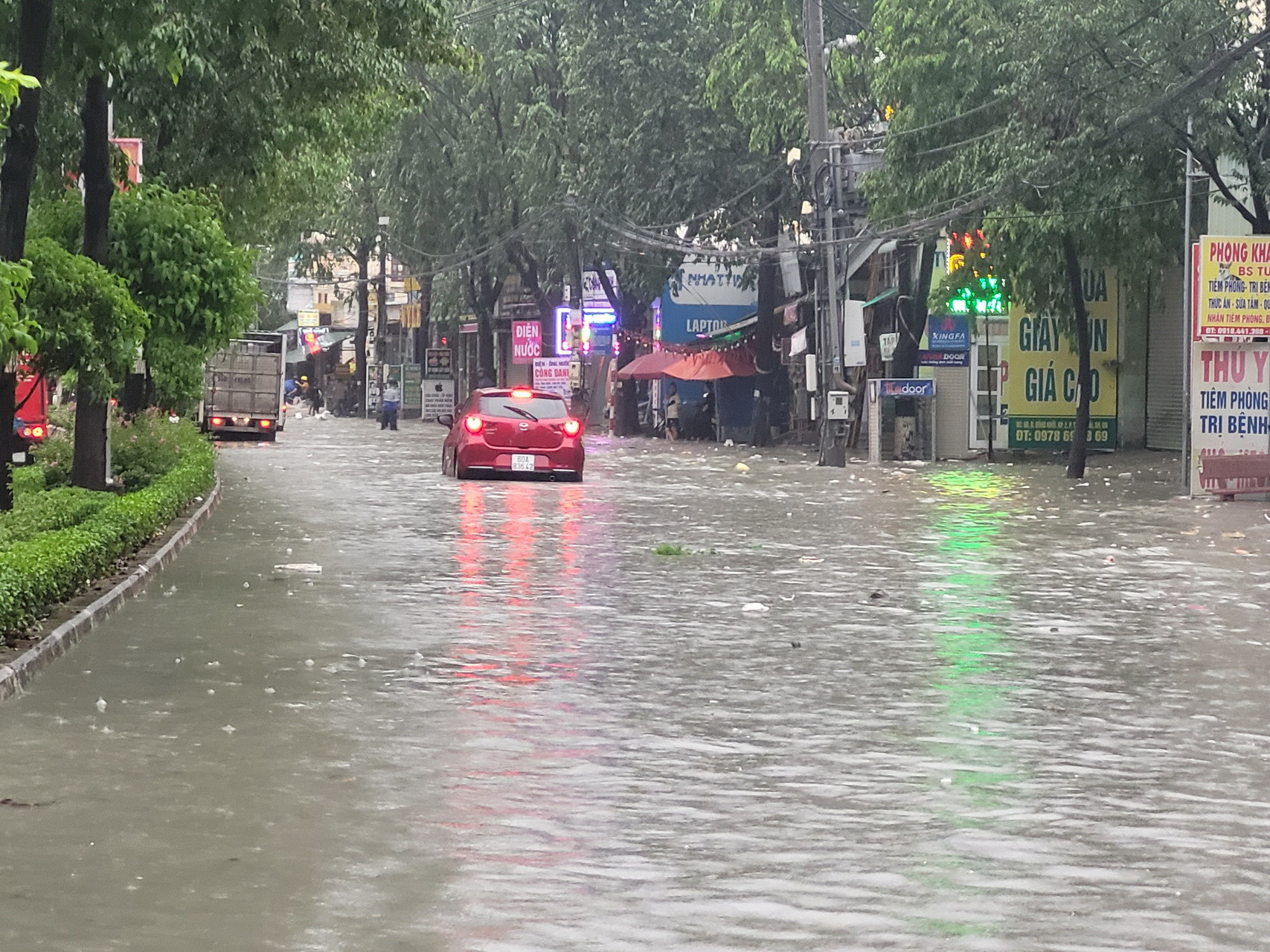 Ngập nước lênh láng ở gần khu vực dự án chống ngập mới hoàn thành.