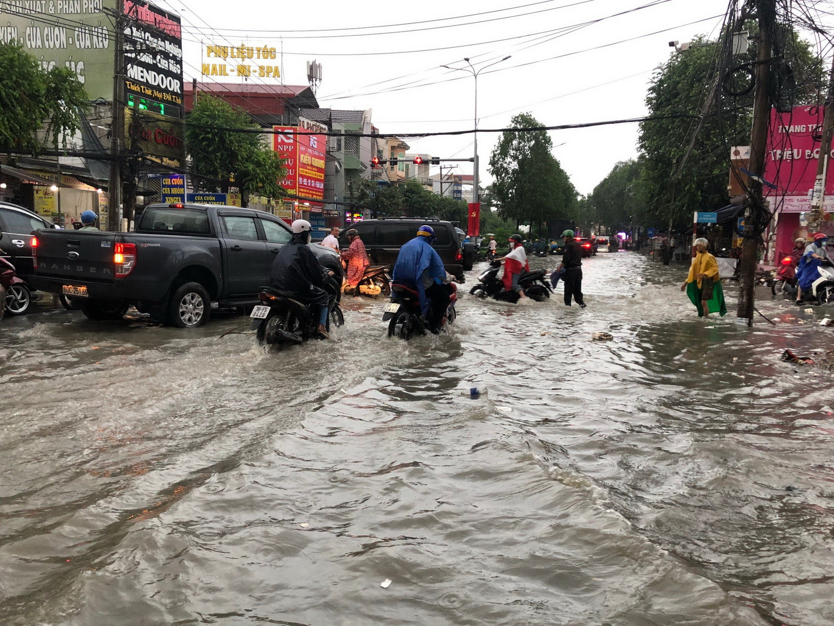 Giao thông hỗn loạn do mưa lớn, đường ngập.