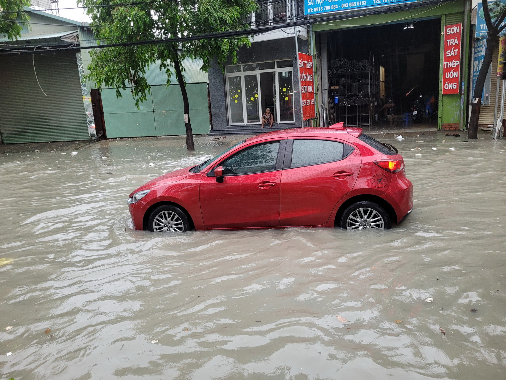 Ô-tô chết máy do ngập nước.