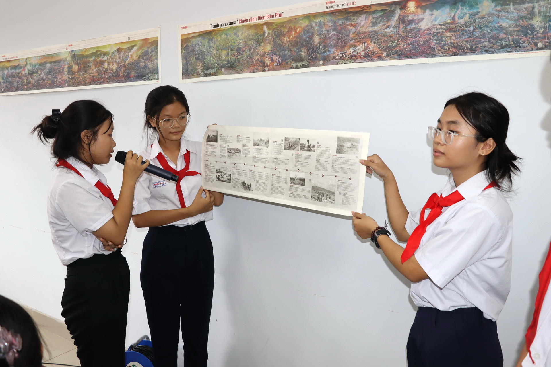 Học sinh trình bày phần thi thuyết trình nội dung diễn biến chiến dịch Điện Biên Phủ.