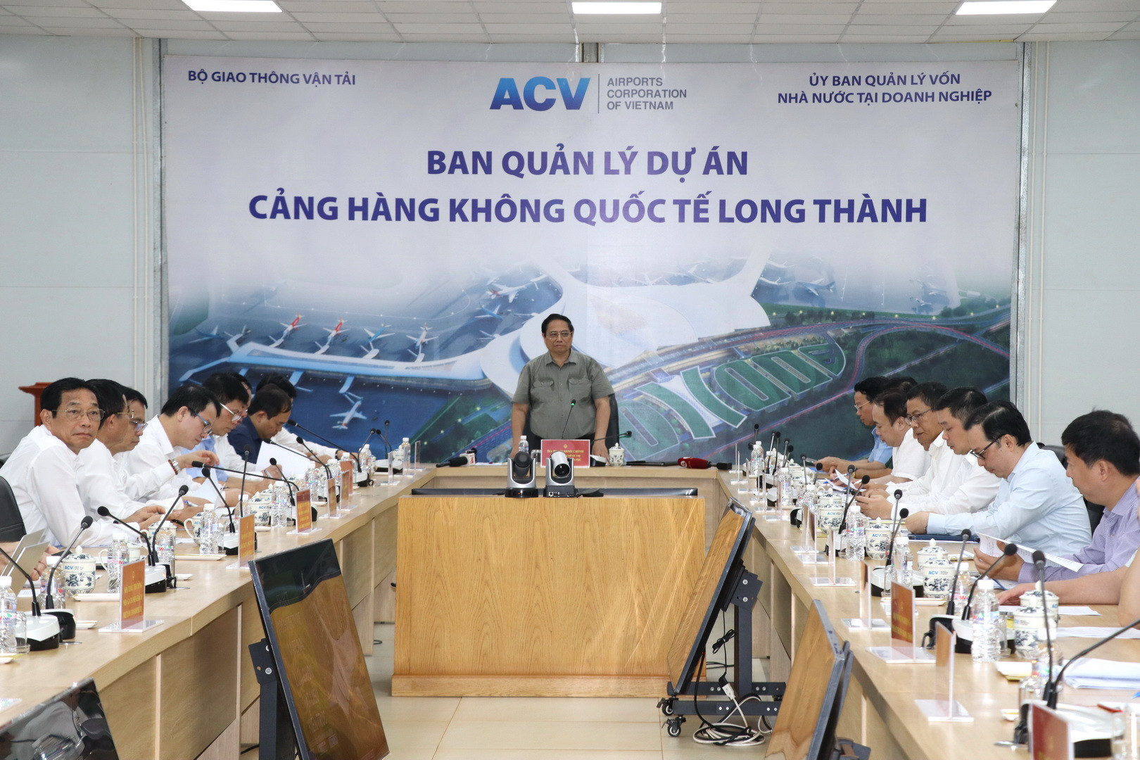 Quang cảnh buổi làm việc của Thủ tướng Chính phủ Phạm Minh Chính với các đơn vị liên quan về tiến độ xây dựng dự án xây dựng sân bay Long Thành.