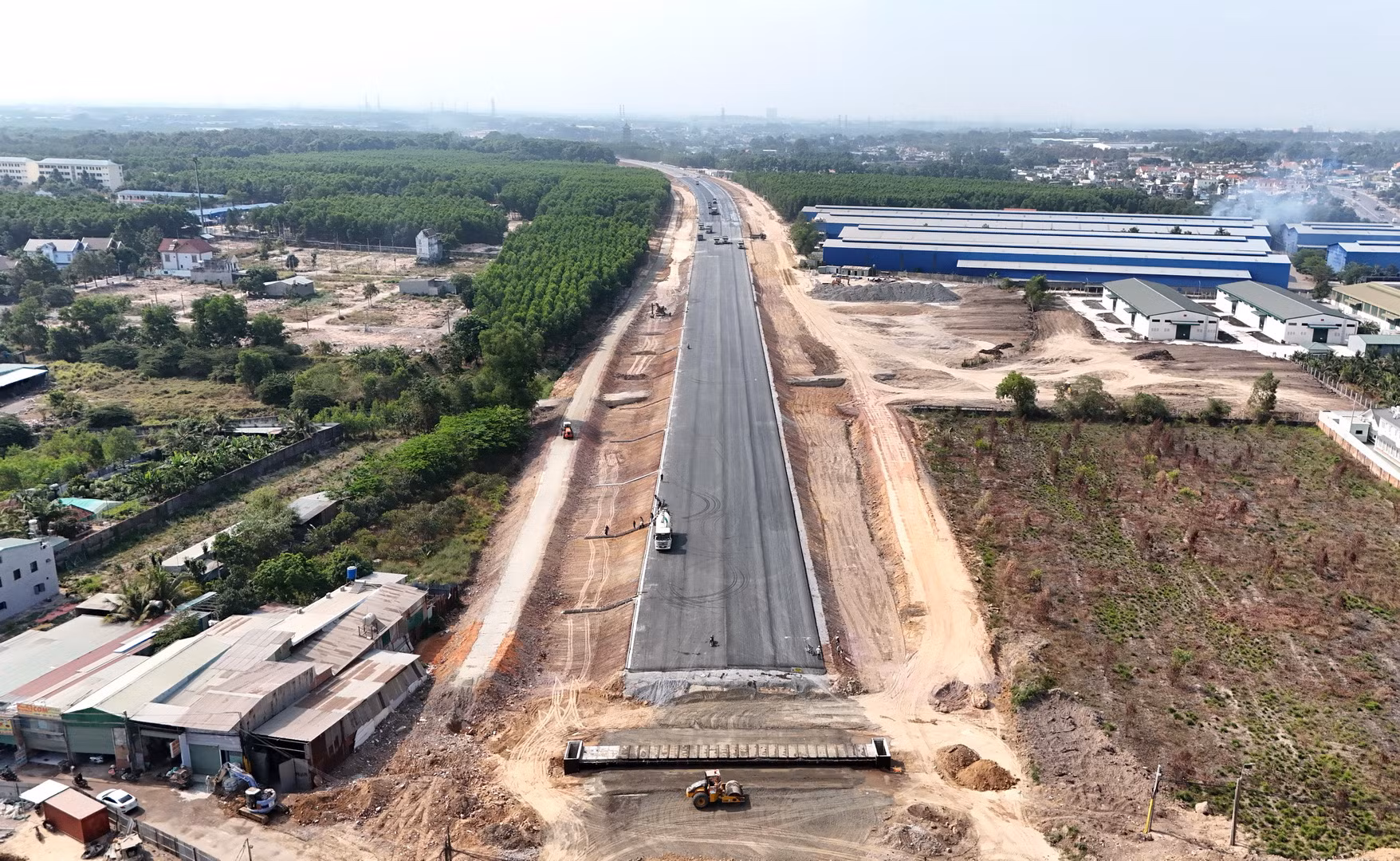 Thảm nhựa cao tốc Biên Hòa-Vũng Tàu, đoạn giáp ranh giữa huyện Long Thành và thành phố Biên Hòa.