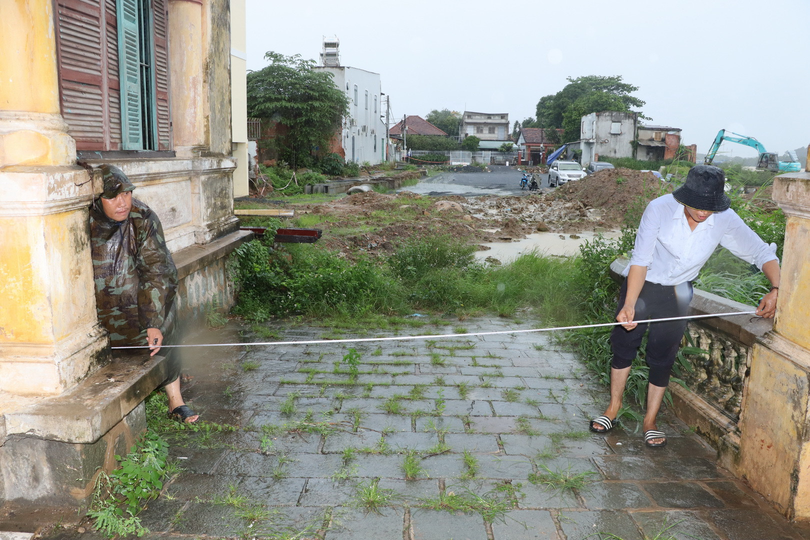 Cơ quan chức năng khảo sát ngôi biệt thự trước thông tin bị tháo dỡ để xây dựng tuyến đường ven sông Đồng Nai.