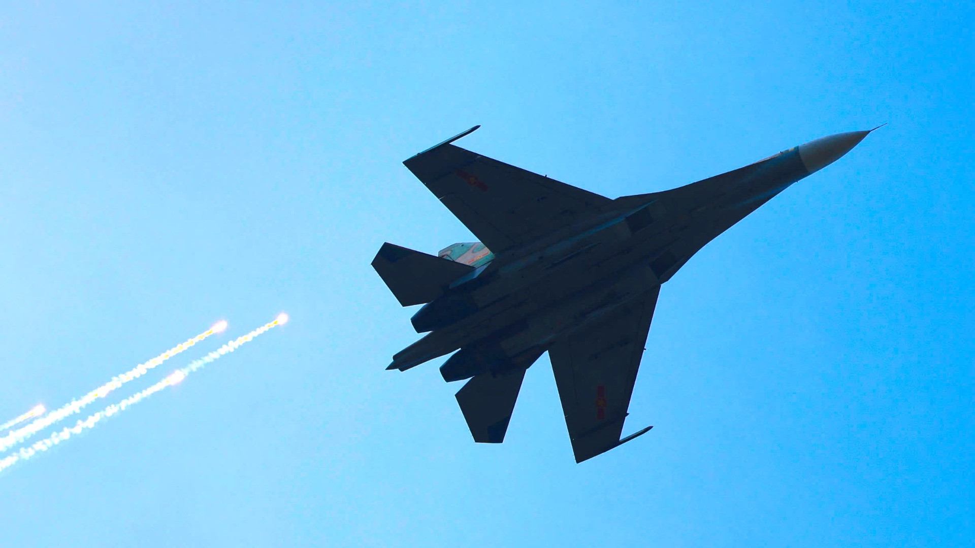 Từ 8 giờ 30 phút ngày 22/4, các máy bay tiêm kích Su30-MK2 và máy bay chiến đấu Yak-138 cất cánh từ sân bay Biên Hòa, tỉnh Đồng Nai đến Thành phố Hồ Chí Minh luyện tập. Trước lúc trở về hạ cánh tại sân bay Biên Hòa, phi công lái chiếc Su30-MK2 đã thả bẫy nhiệt tập luyện.