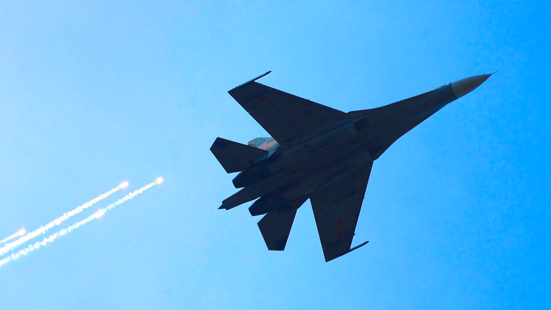 Từ 8 giờ 30 phút ngày 22/4, các máy bay tiêm kích Su30-MK2 và máy bay chiến đấu Yak-138 cất cánh từ sân bay Biên Hòa, tỉnh Đồng Nai đến Thành phố Hồ Chí Minh luyện tập. Trước lúc trở về hạ cánh tại sân bay Biên Hòa, phi công lái chiếc Su30-MK2 đã thả bẫy nhiệt tập luyện.