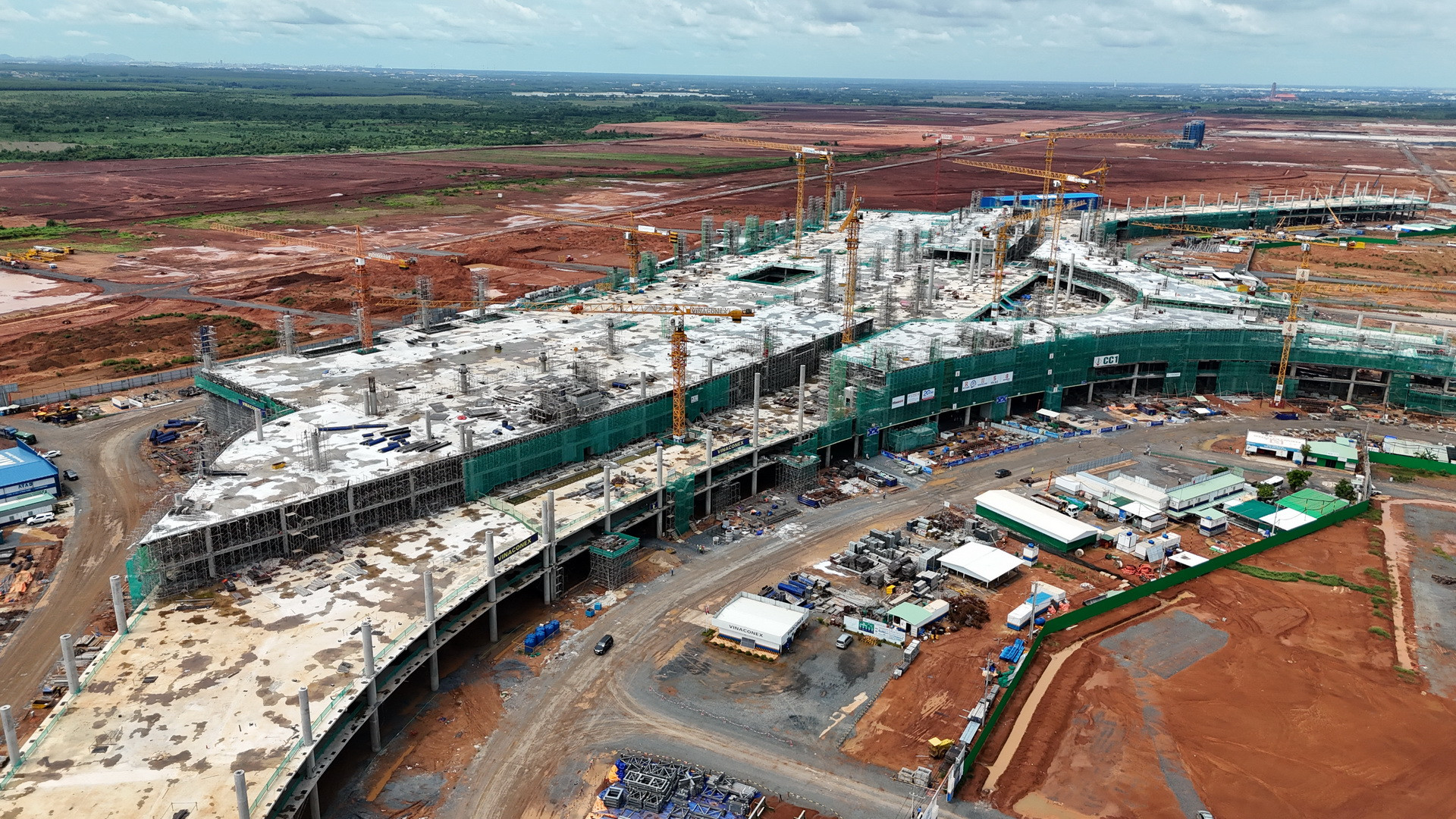 Dự án đầu tư xây dựng sân bay Long Thành được xây dựng tại huyện Long Thành, tỉnh Đồng Nai, có tổng mức đầu tư khái toán là hơn 16 tỷ USD, chia thành 3 giai đoạn. Trong đó, giai đoạn 1 là hơn 5,4 tỷ USD.