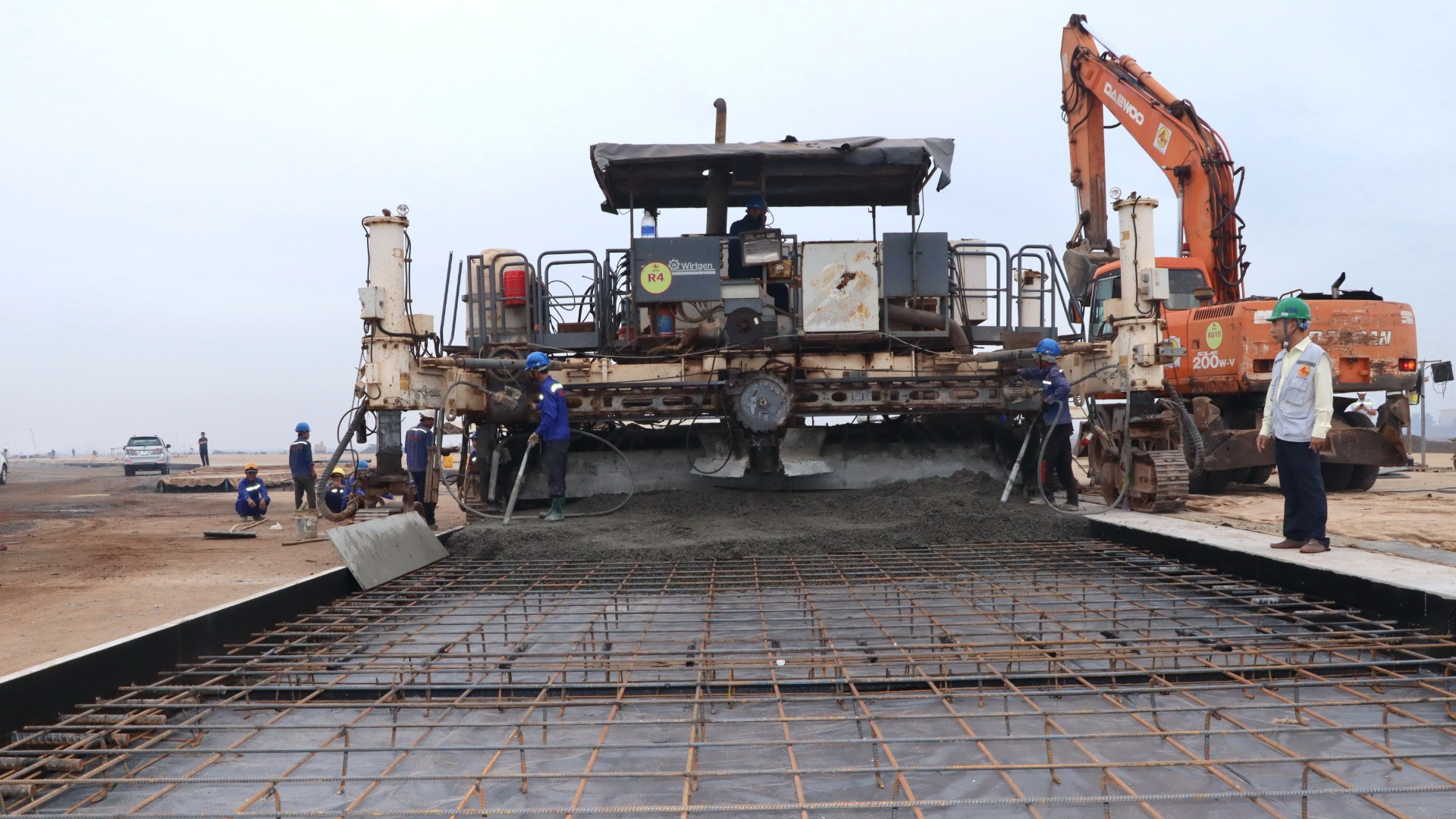 Hạng mục đường băng số 1 sân bay Long Thành đang được khẩn trương hoàn thành.