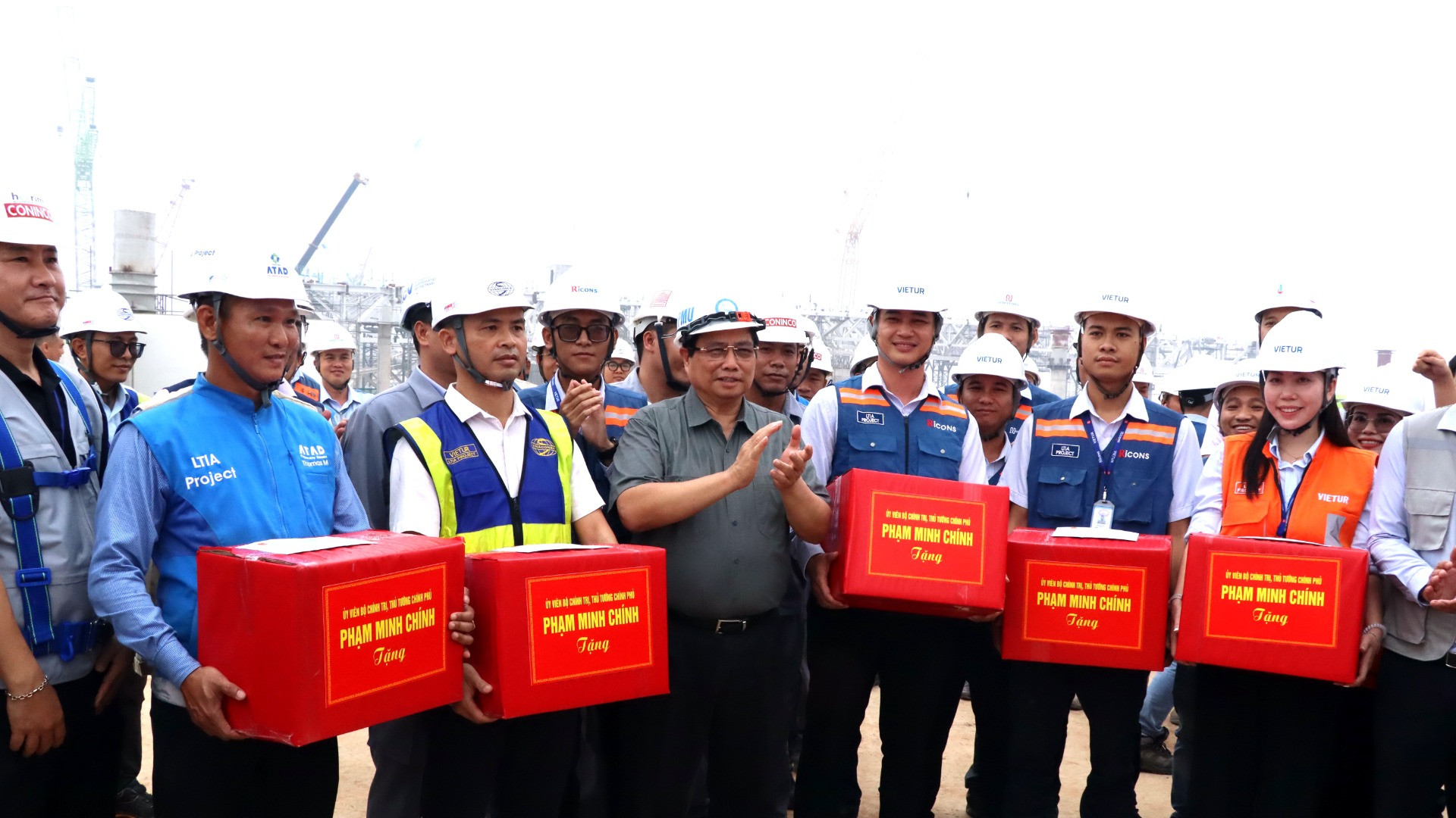Thủ tướng tặng quà động viên cán bộ công nhân viên thi công trên công trường dự án sân bay Long Thành.
