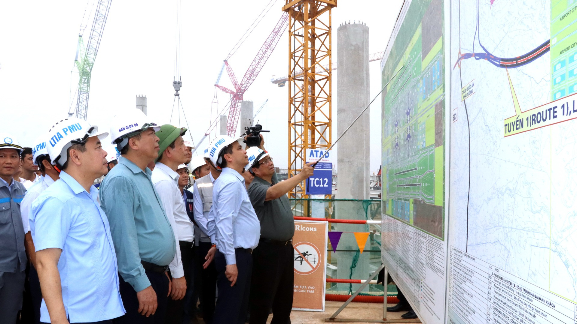 Thủ tướng Phạm Minh Chính kiểm tra tiến độ thi công dự án đầu tư xây dựng sân bay Long Thành.