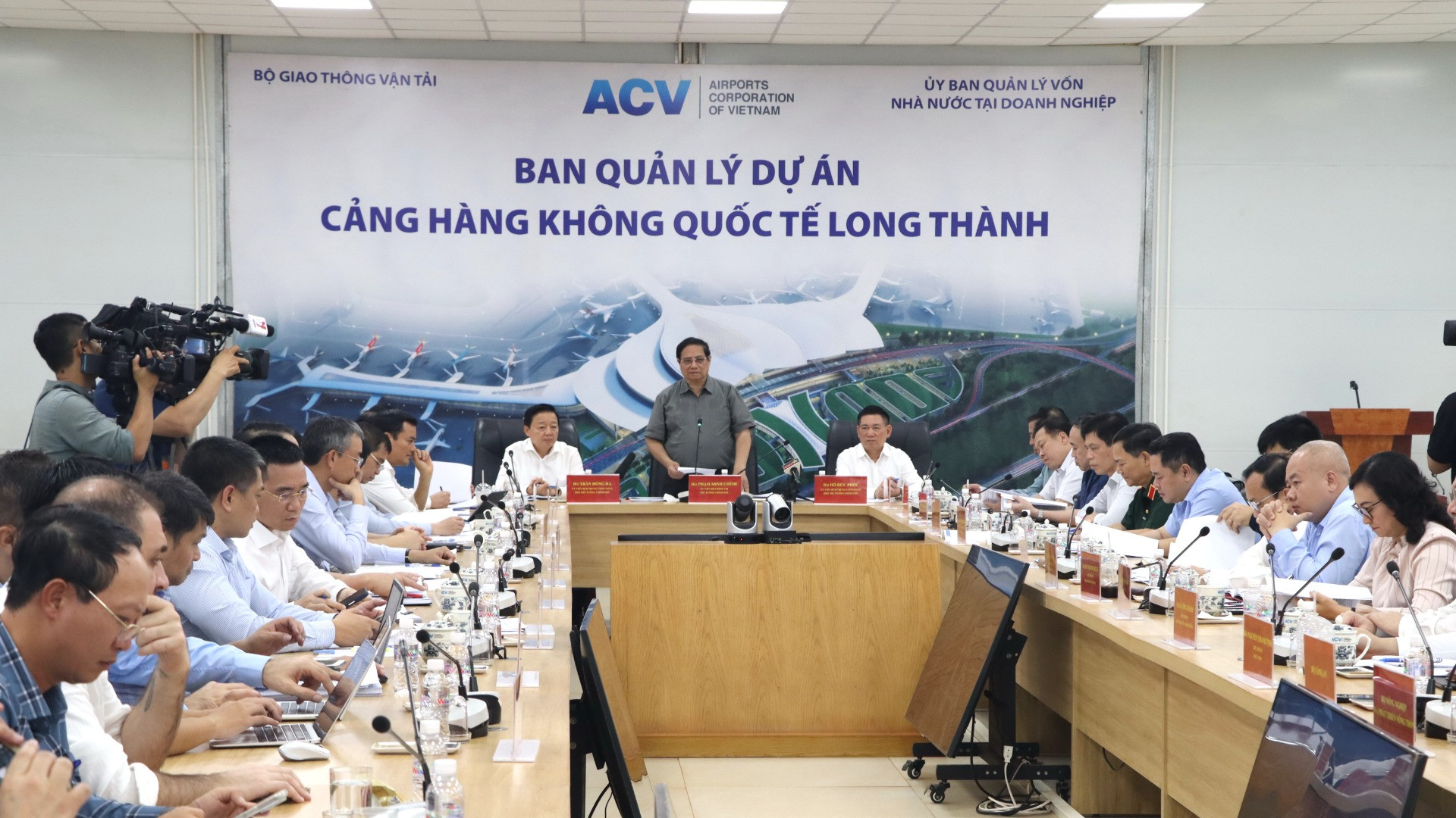Thủ tướng chủ trì buổi làm việc với các đơn vị liên quan về tiến độ dự án và quy hoạch thành phố sân bay. Cùng dự có Phó Thủ tướng Trần Hồng Hà và Hồ Đức Phớc.