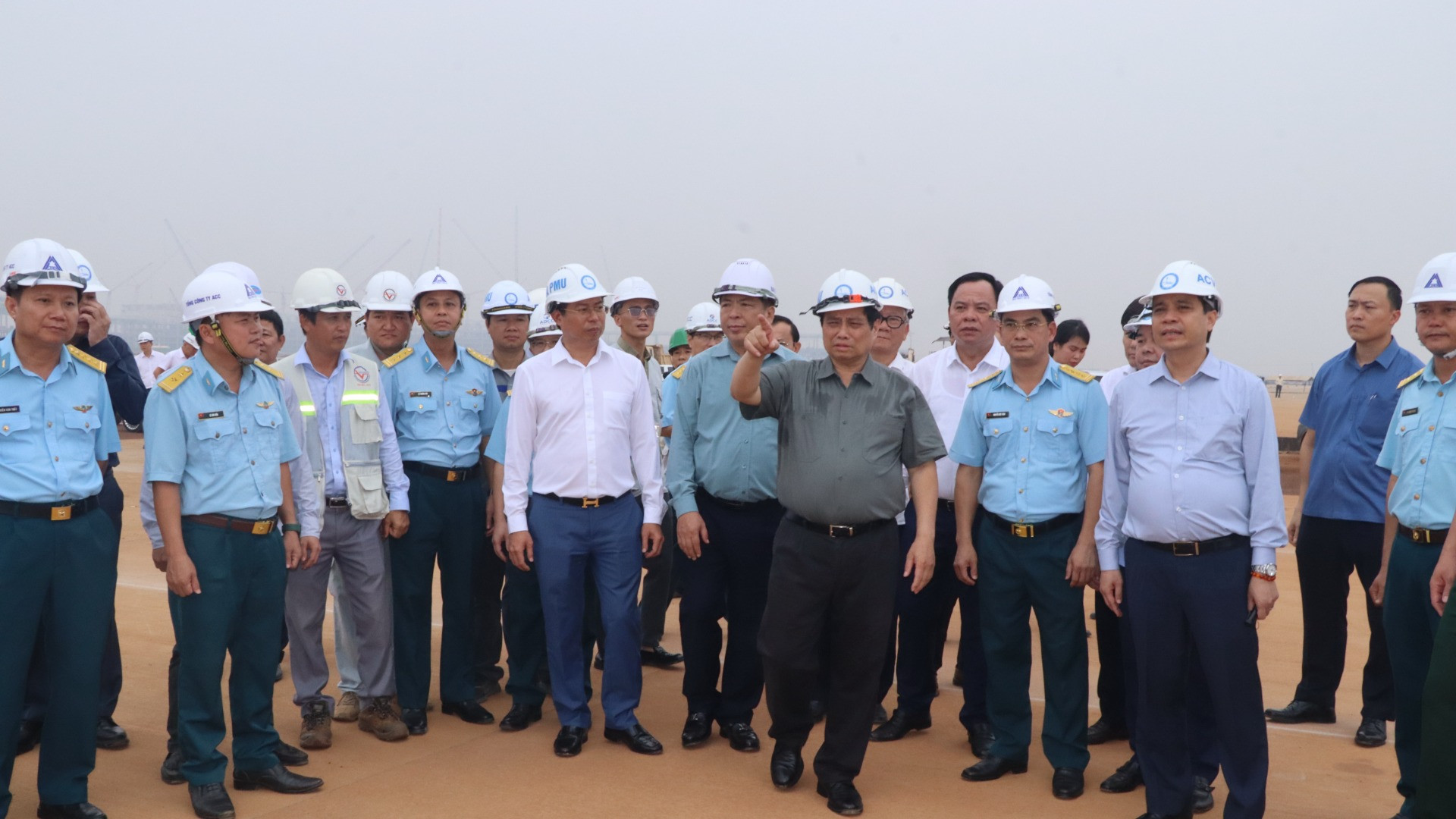 Thủ tướng Chính phủ Phạm Minh Chính thị sát tiến độ thi công đường cất hạ cánh sân bay Long Thành.