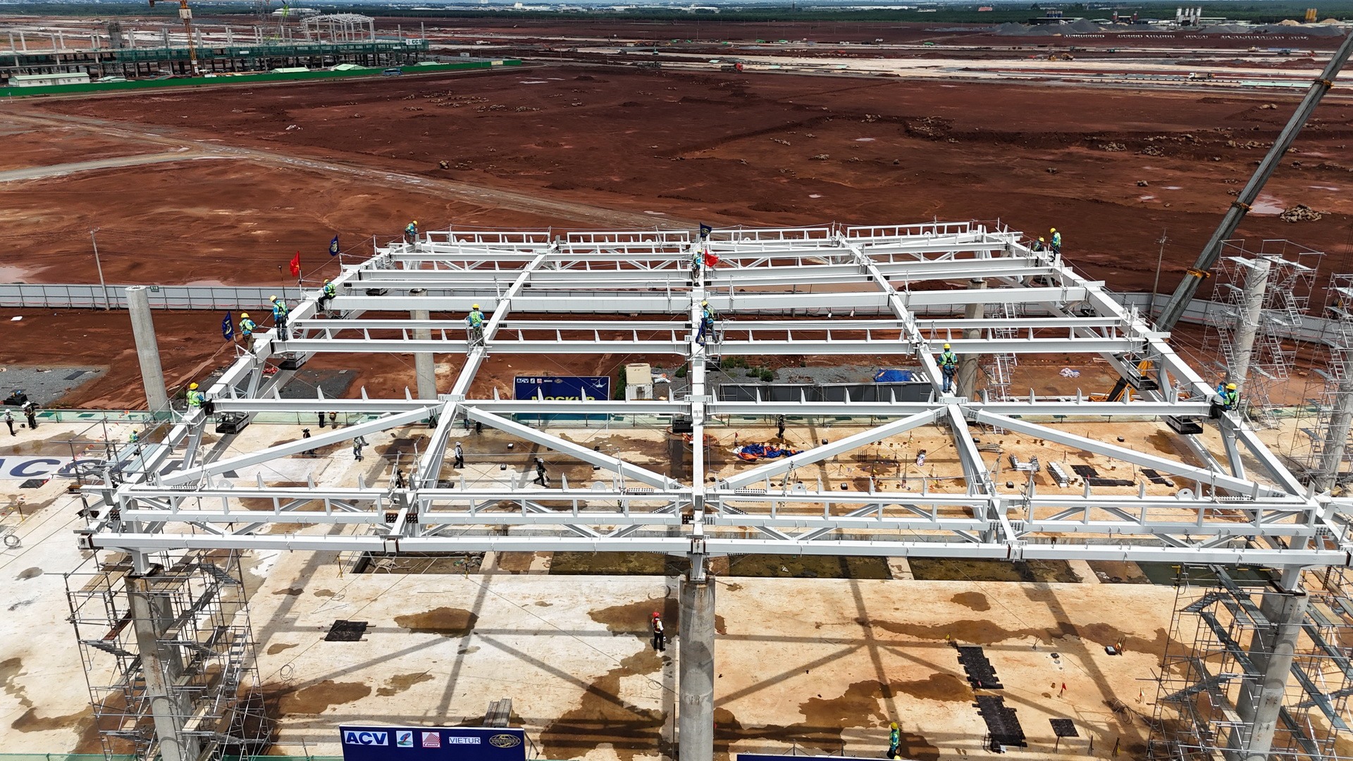 Công nhân, kỹ sư tiến hành đưa cấu thép lên lắp mái nhà ga hành khách sân bay Long Thành.