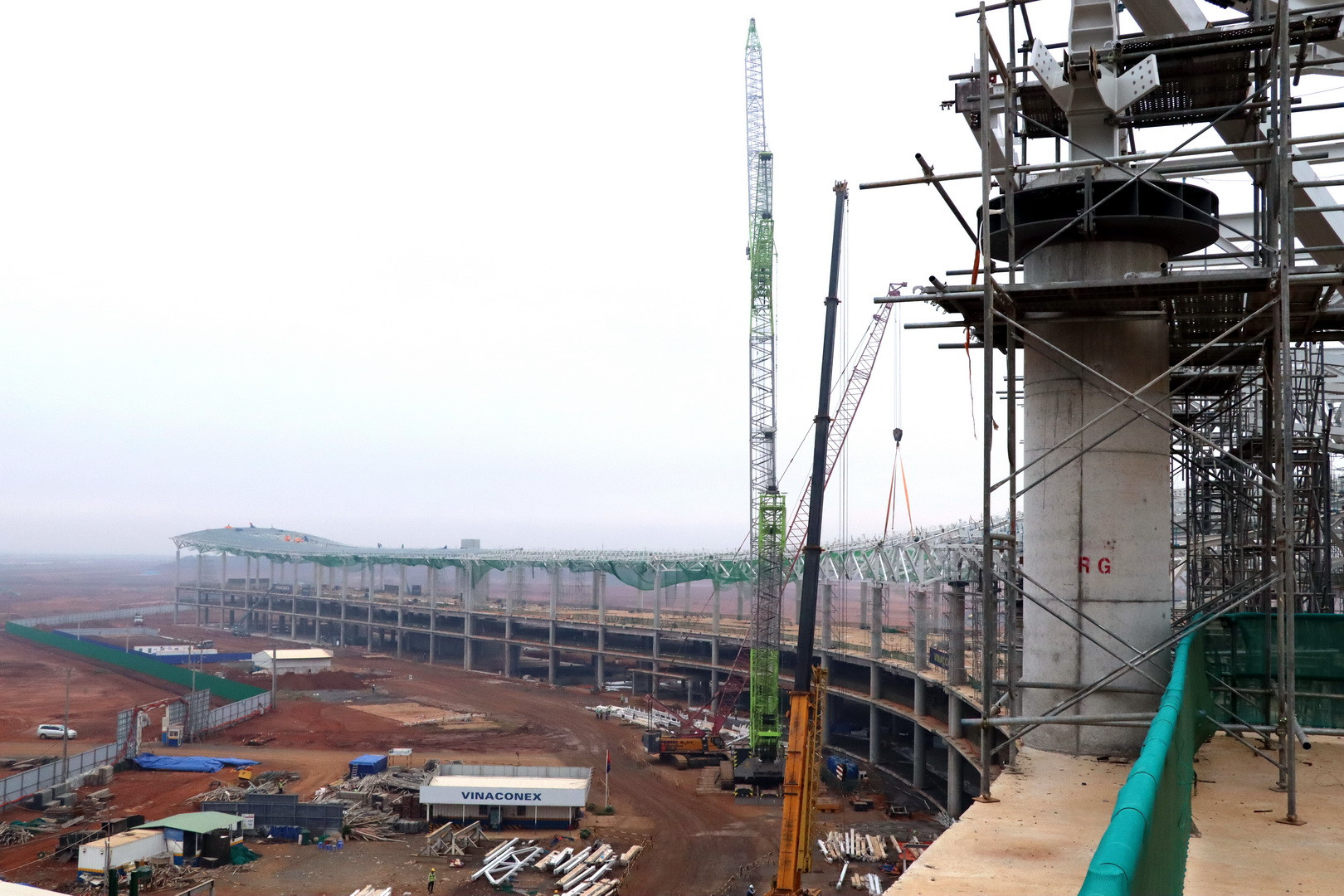 Hiện nay, trên công trường đang tiếp tục triển khai hoàn thiện, thi công cầu ống lồng và gia công, thang bộ hành lang, lắp dựng kết cấu thép mái theo đúng tiến độ hợp đồng.