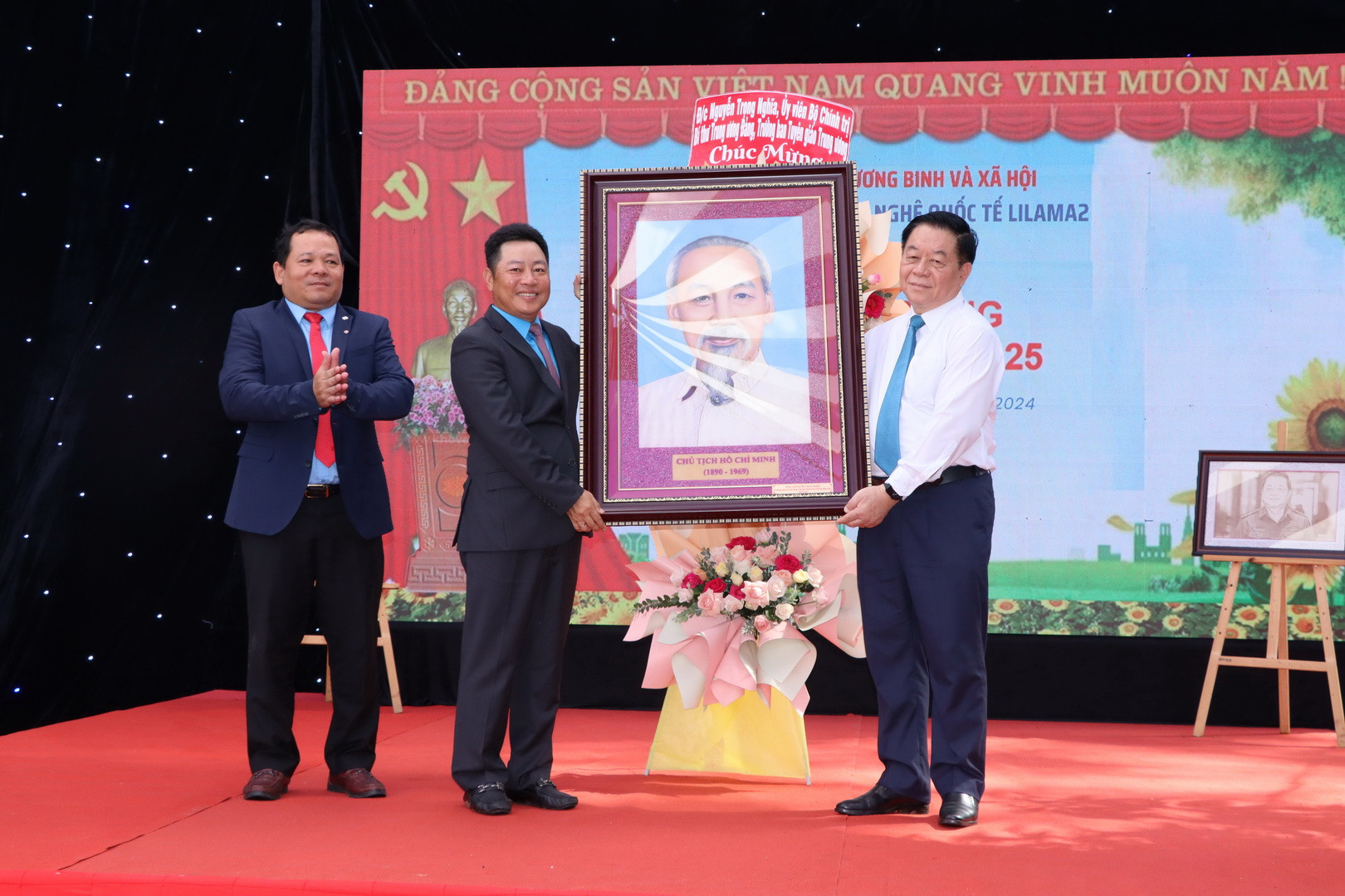 Đồng chí Trưởng Ban Tuyên giáo Trung ương Nguyễn Trọng Nghĩa tặng chân dung Chủ tịch Hồ Chí Minh cho Ban Giám hiệu Trường cao đẳng quốc tế Lilama 2.