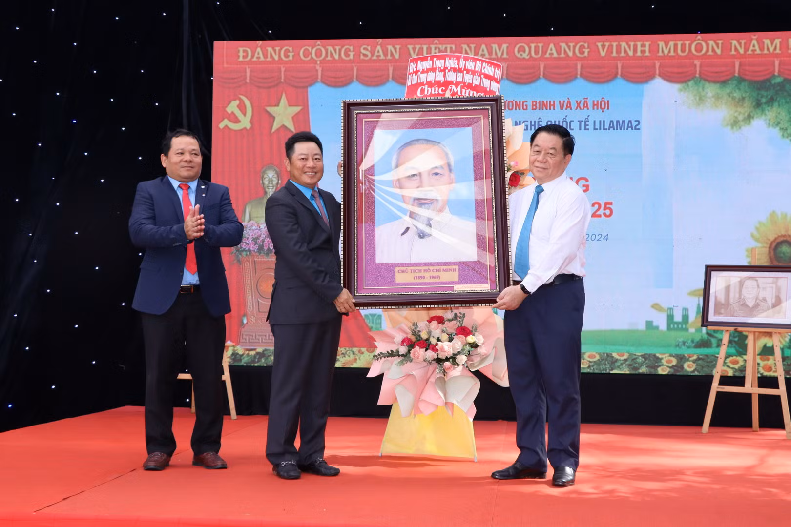 Đồng chí Trưởng Ban Tuyên giáo Trung ương Nguyễn Trọng Nghĩa tặng chân dung Chủ tịch Hồ Chí Minh cho Ban Giám hiệu Trường cao đẳng quốc tế Lilama 2.