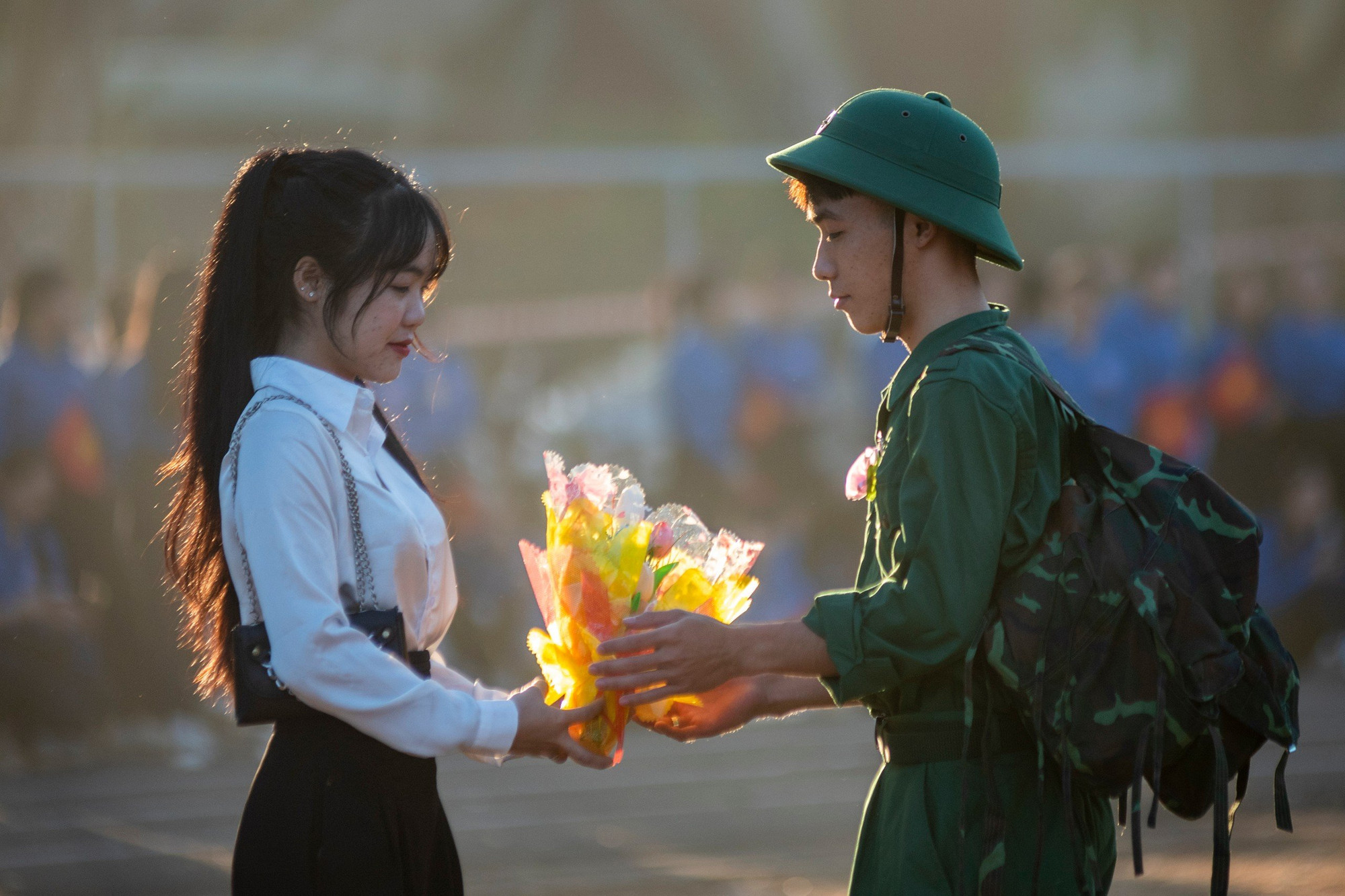 Chiến sĩ đón nhận bó hoa từ người thương trước lúc lên đường làm nhiệm vụ bảo vệ Tổ quốc.