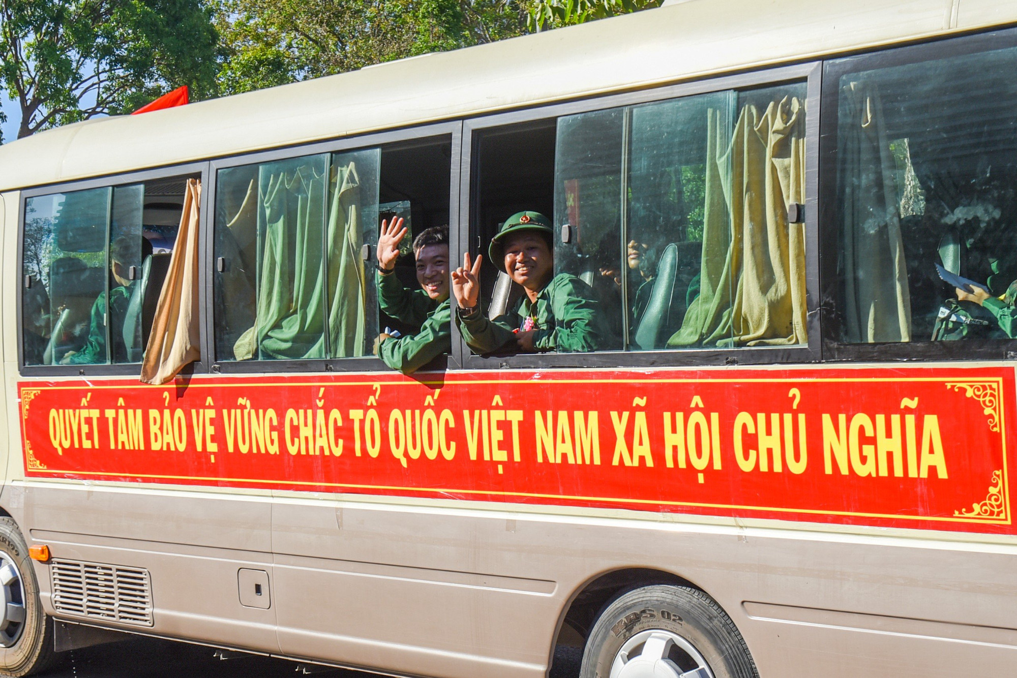 Chiến sĩ vẫy tay chào mọi người về đơn vị.