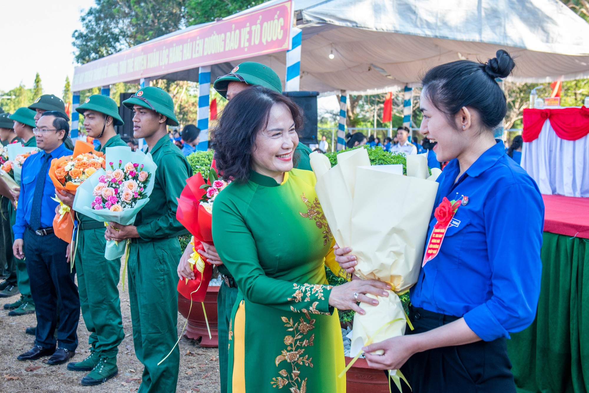 Lãnh đạo huyện Xuân Lộc, tỉnh Đồng Nai tặng hoa chúc mừng, động viên nữ thanh niên lên đường nhập ngũ.
