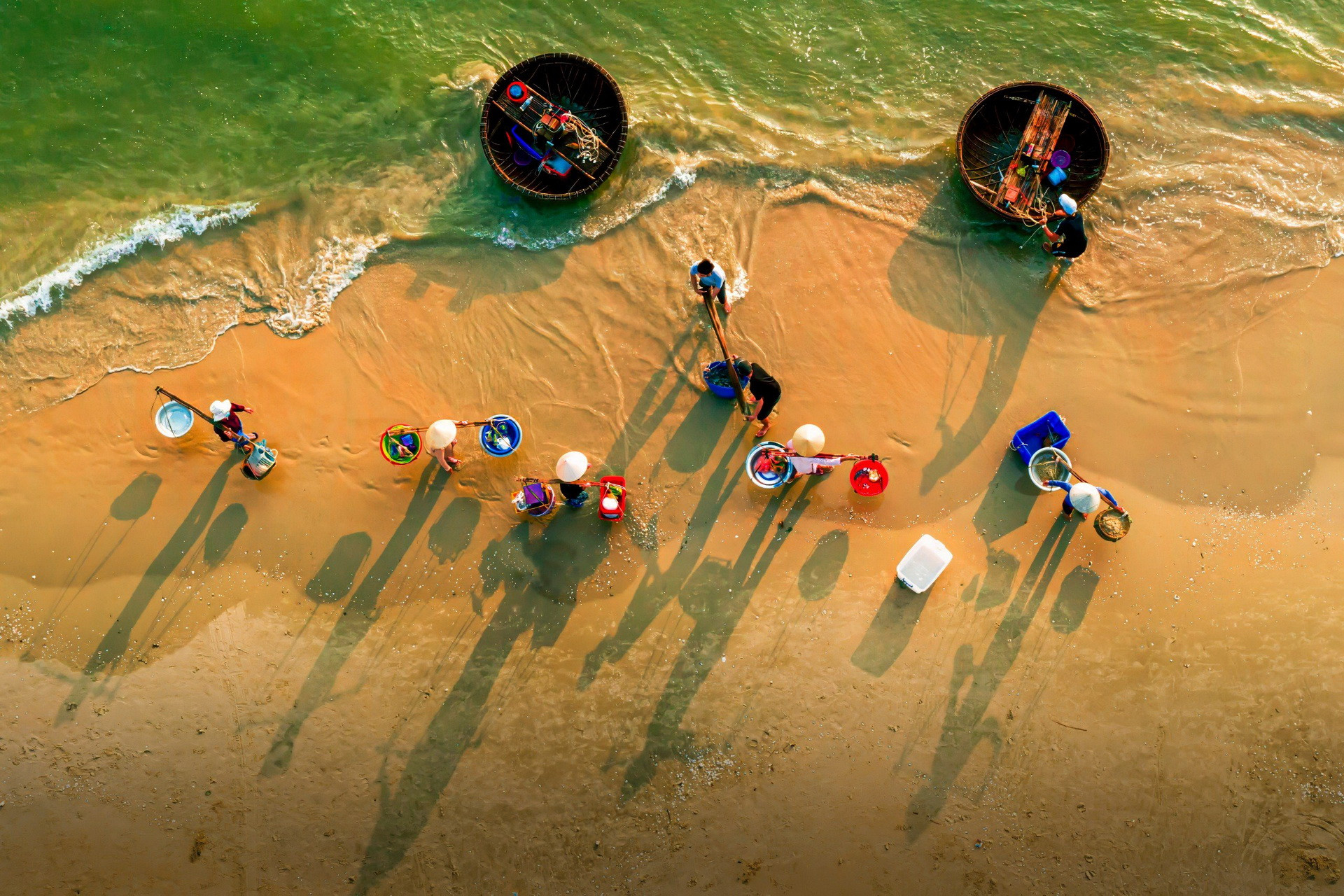 Sau khi các thúng của ngư dân đánh bắt gần bờ trở về, những người phụ nữ làng chài gánh hải sản mang đi tiêu thụ. Sau khi các thúng của ngư dân đánh bắt gần bờ trở về, những người phụ nữ làng chài gánh hải sản mang đi tiêu thụ.