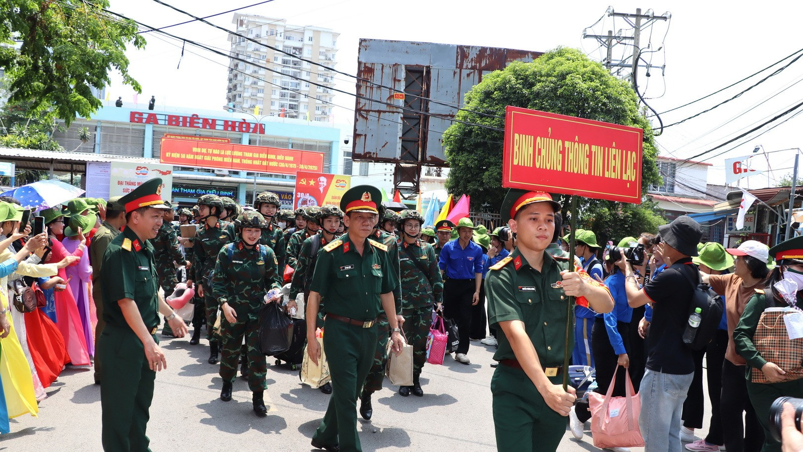 Sau khi xuống ga Biên Hòa, các khối được người dân địa phương nồng nhiệt đón tiếp.