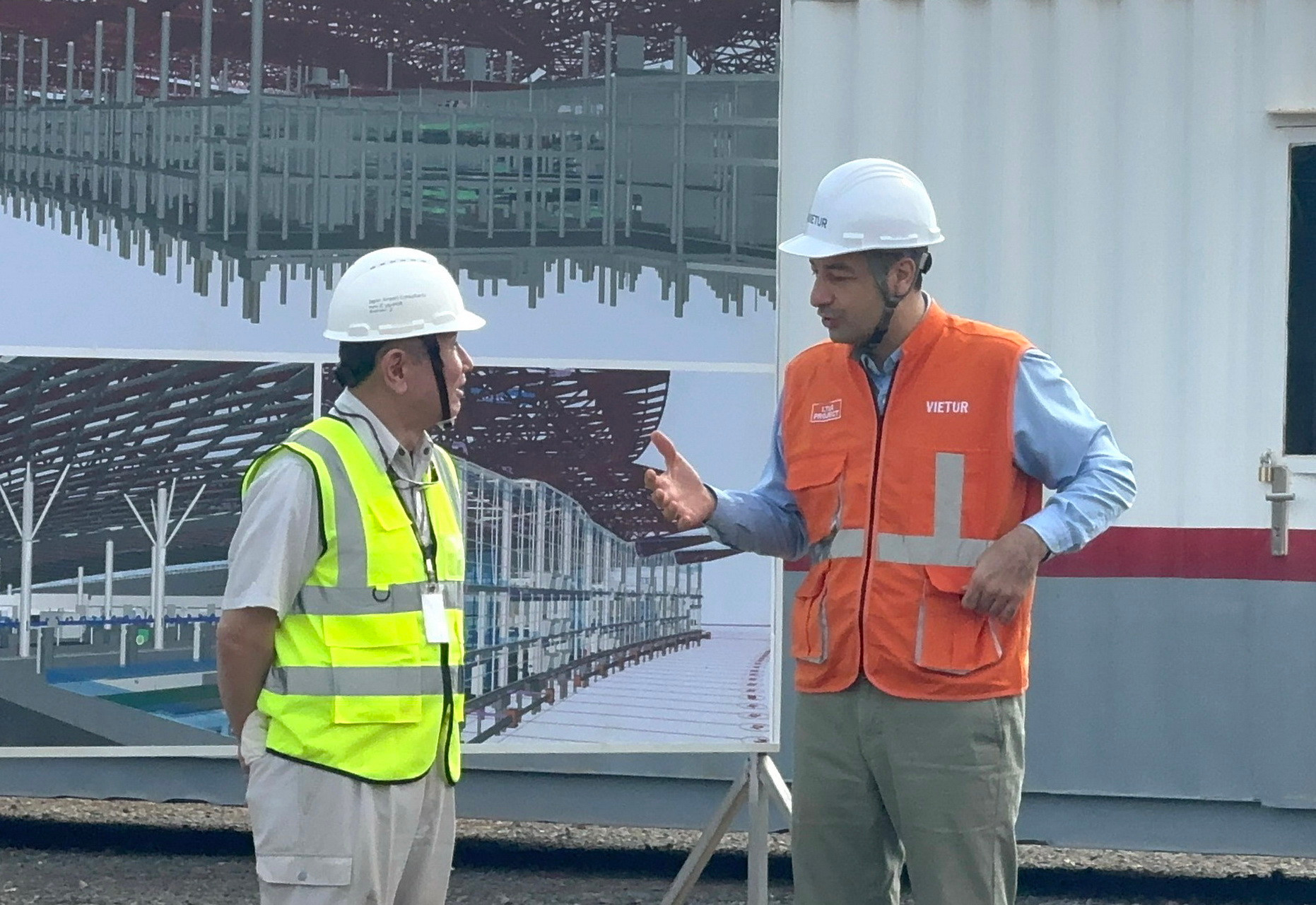 Theo Liên danh nhà thầu Vietur, tiến độ nhà ga hành khách sân bay Long Thành đang vượt so với kế hoạch đề ra. Liên danh các nhà thầu phấn đấu hoàn thành toàn bộ phần xây dựng trước tháng 12/2025, hoàn thành lắp dựng mặt đứng trước tháng 3/2026 song song với công tác hoàn thiện, lắp đặt thiết bị vận hành thử từ đầu năm 2026.