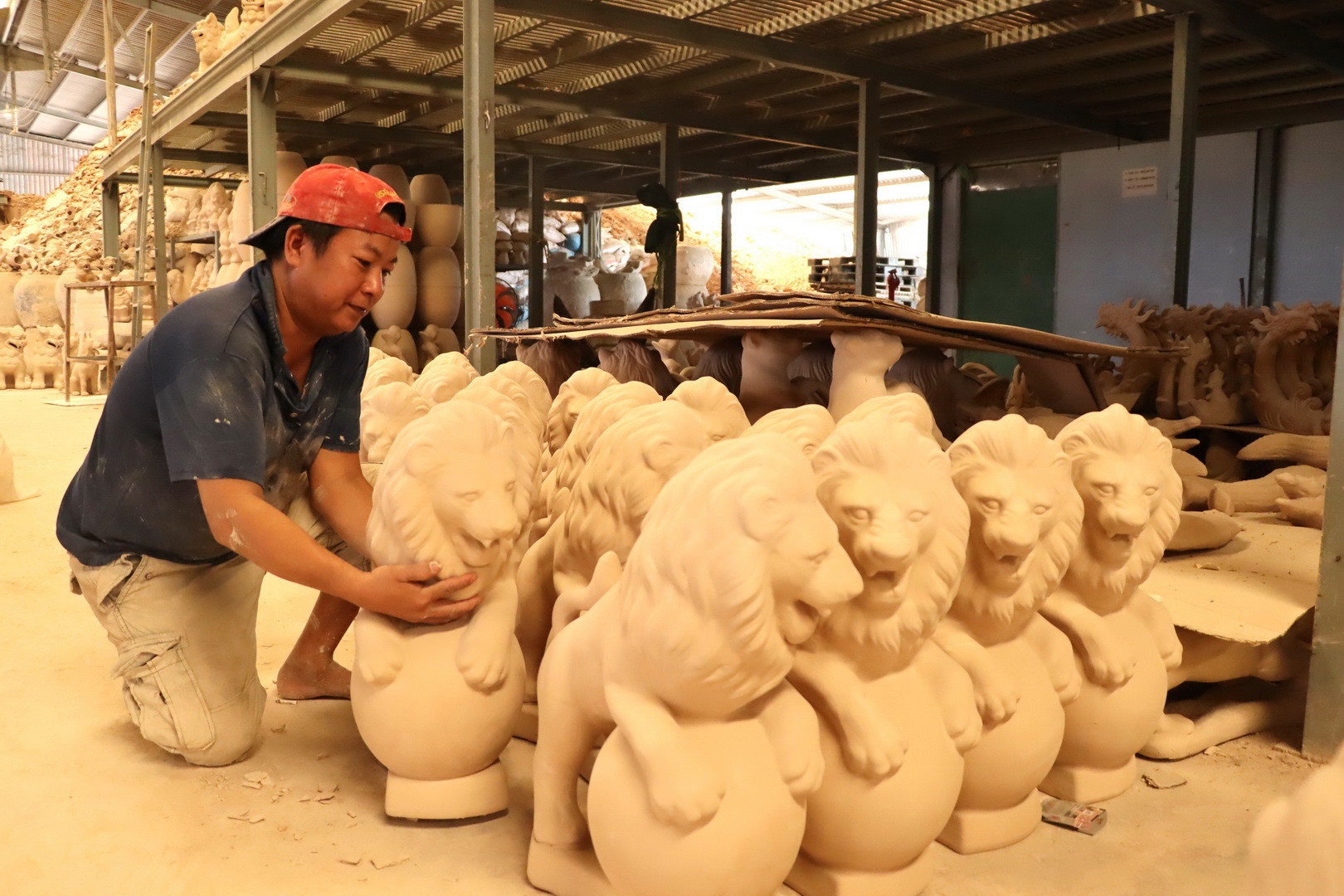 Dòng tượng thú ngày càng được nhiều cơ sở gốm ở Biên Hòa làm để đáp ứng nhu cầu thị trường xuất khẩu. Dòng tượng thú ngày càng được nhiều cơ sở gốm ở Biên Hòa làm để đáp ứng nhu cầu thị trường xuất khẩu.