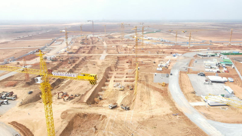 24 cẩu tháp được các nhà thầu huy động để thi công hạng mục nhà ga hành khách sân bay Long Thành.