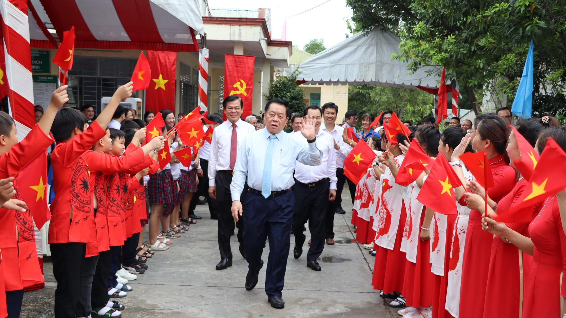 Đồng chí Nguyễn Trọng Nghĩa đến dự Ngày hội Đại đoàn kết toàn dân tộc khu dân cư ấp Tân Bắc, xã Bình Minh, huyện Trảng Bom. Đồng chí Nguyễn Trọng Nghĩa đến dự Ngày hội Đại đoàn kết toàn dân tộc khu dân cư ấp Tân Bắc, xã Bình Minh, huyện Trảng Bom.